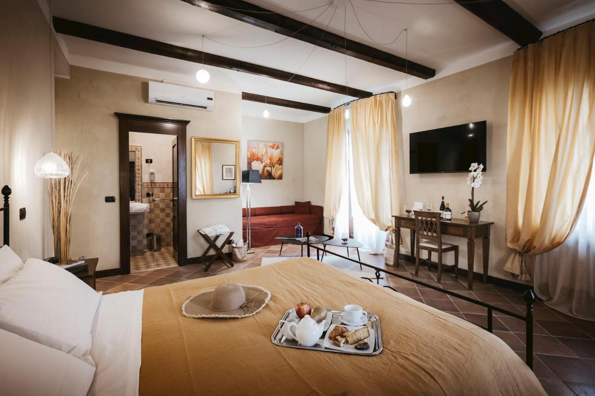 Junior Suite with Balcony - Photo 3