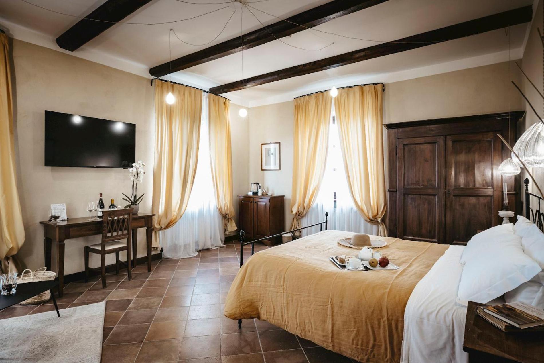 Junior Suite with Balcony - Photo 3