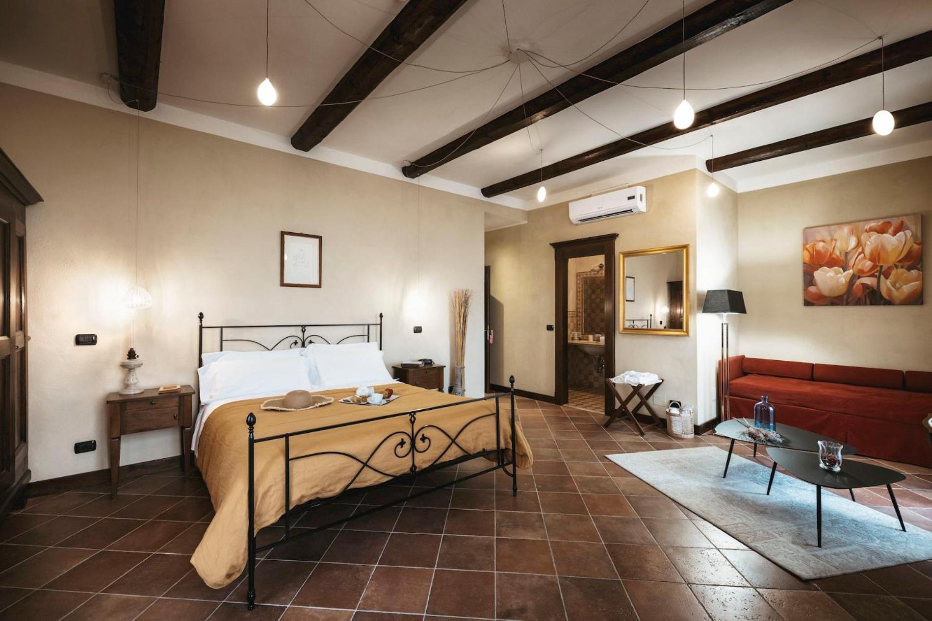 Junior Suite with Balcony - Photo 4