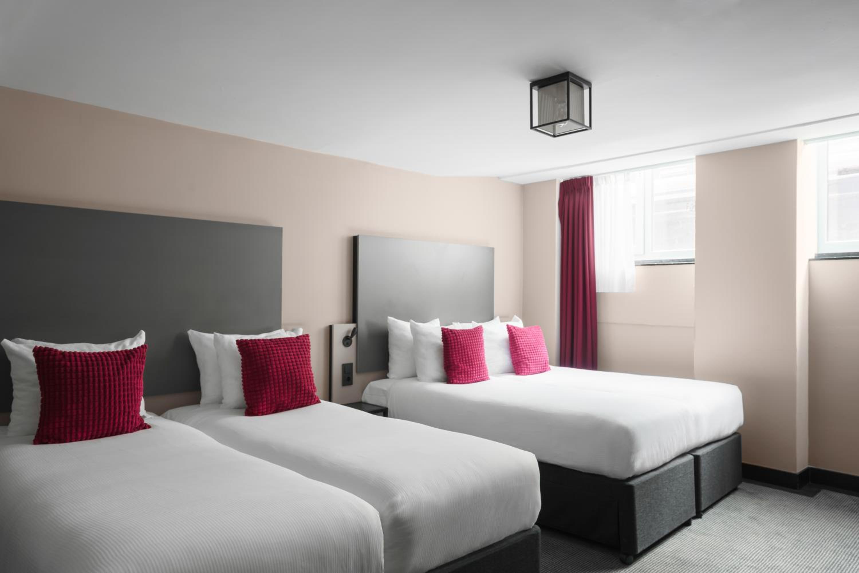 Souterrain 4 person Bedroom with separate beds(Below Street Level with Limited View, no elevator access) photo 1