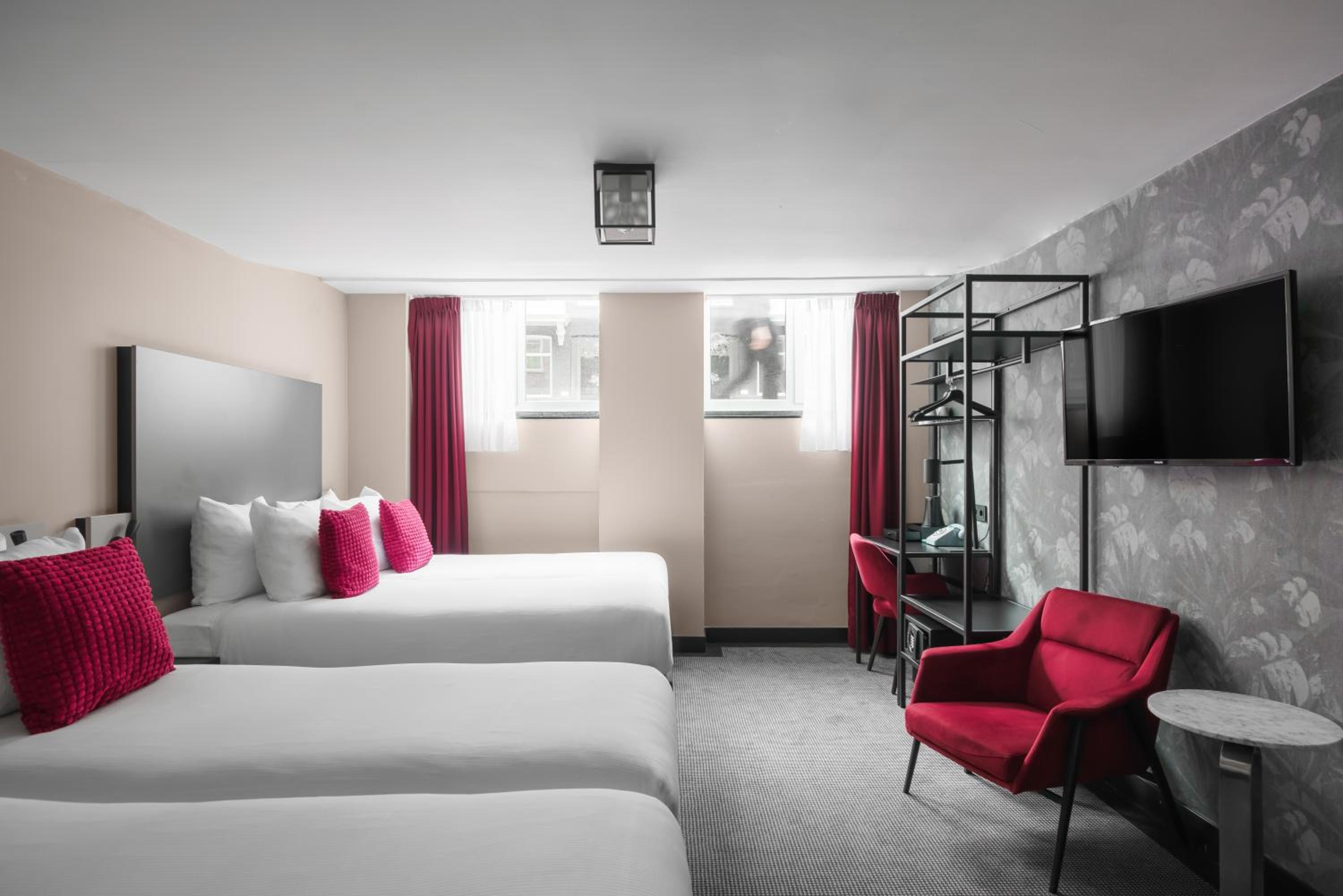 Souterrain 4 person Bedroom with separate beds(Below Street Level with Limited View, no elevator access) photo 2