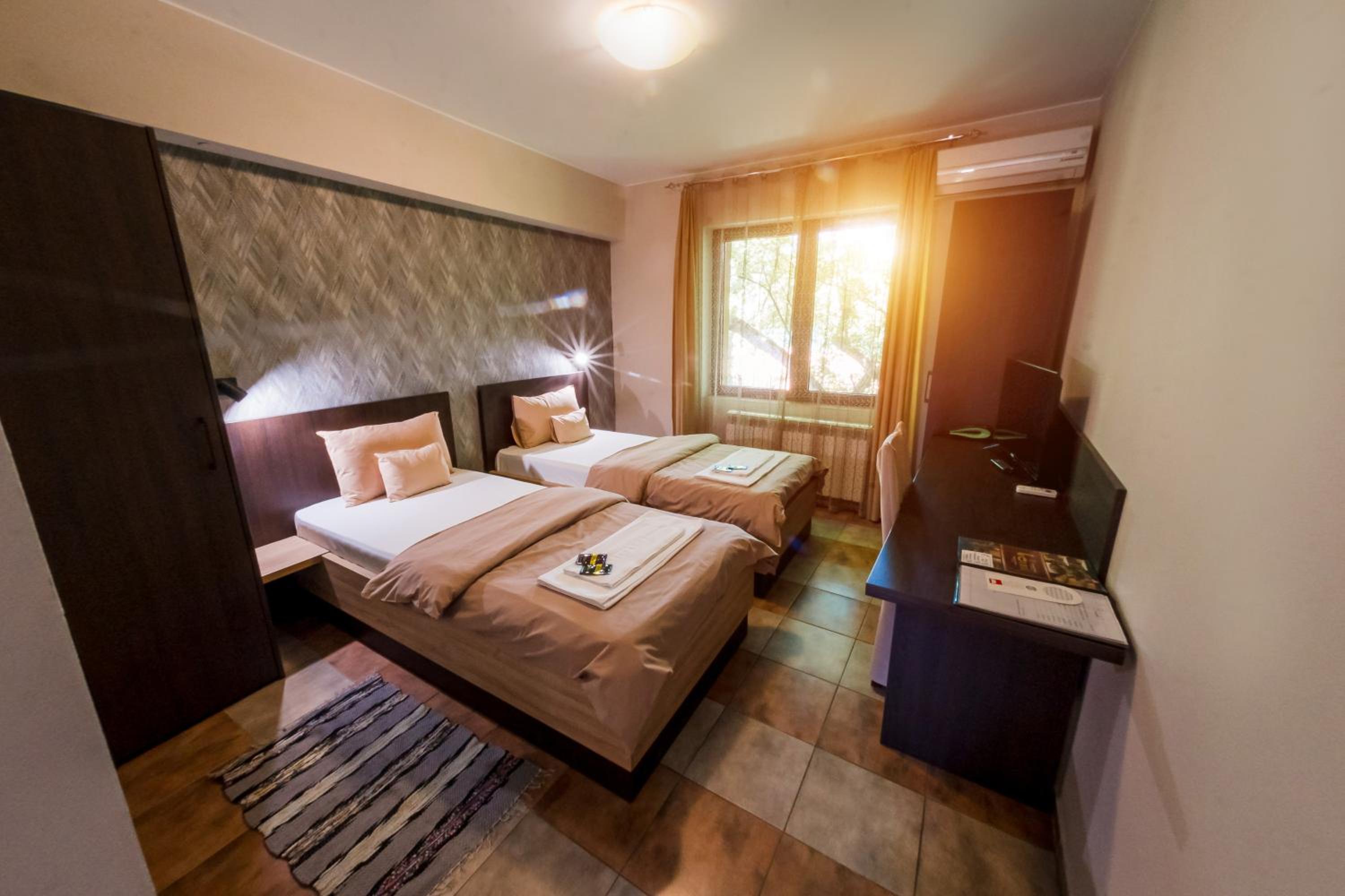 Twin Room with Private Bathroom photo 1