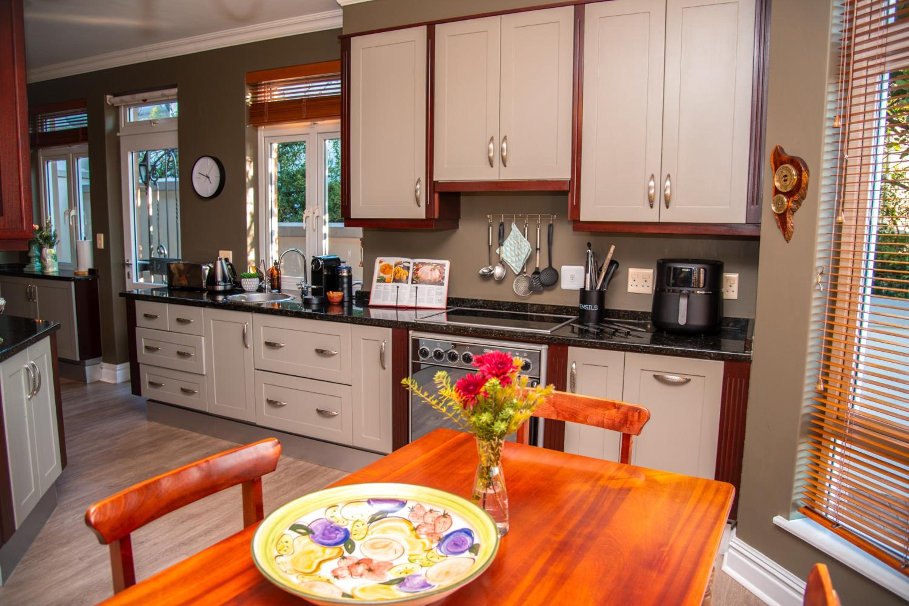 Four-Bedroom House - Photo 6