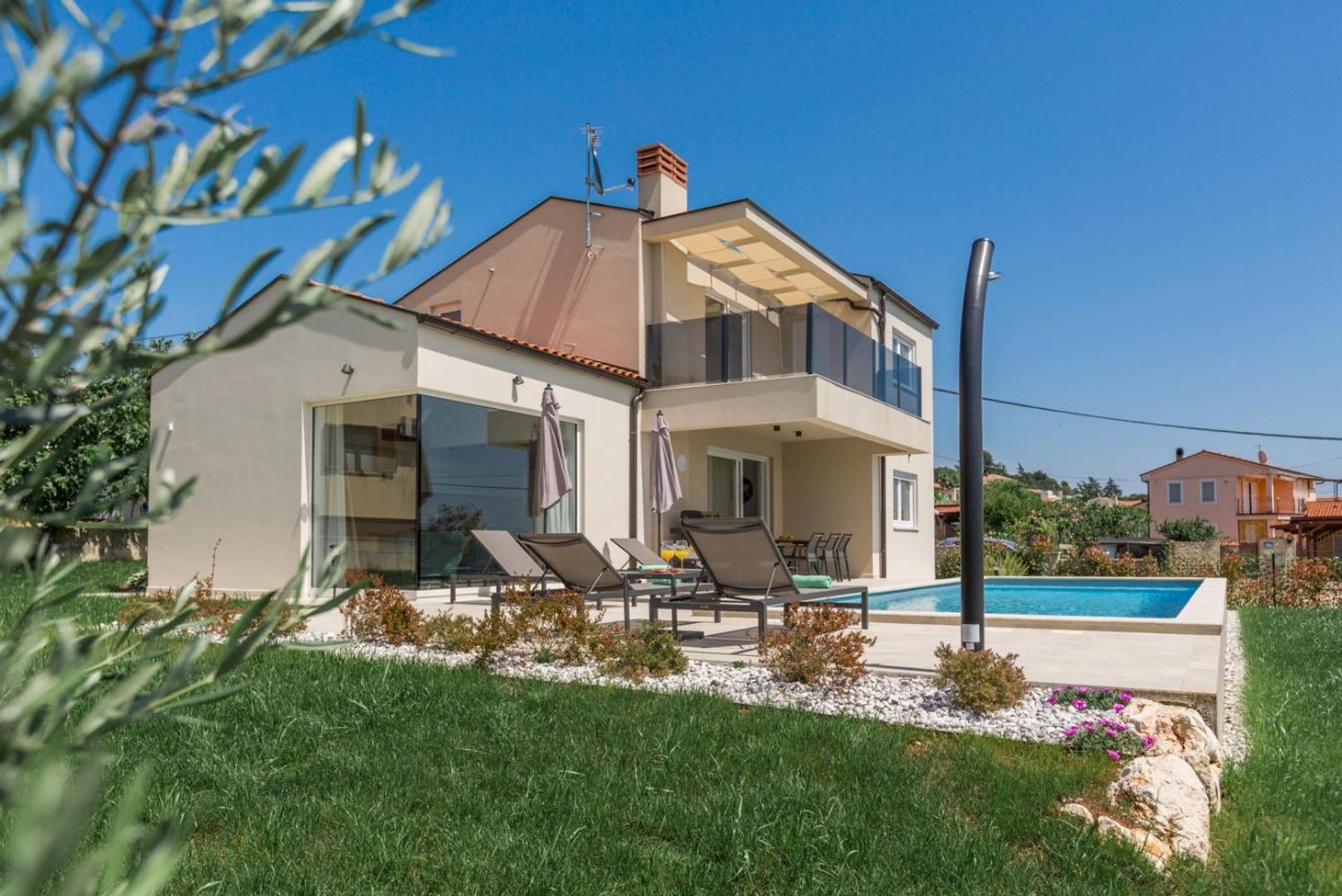 Villa photo 2