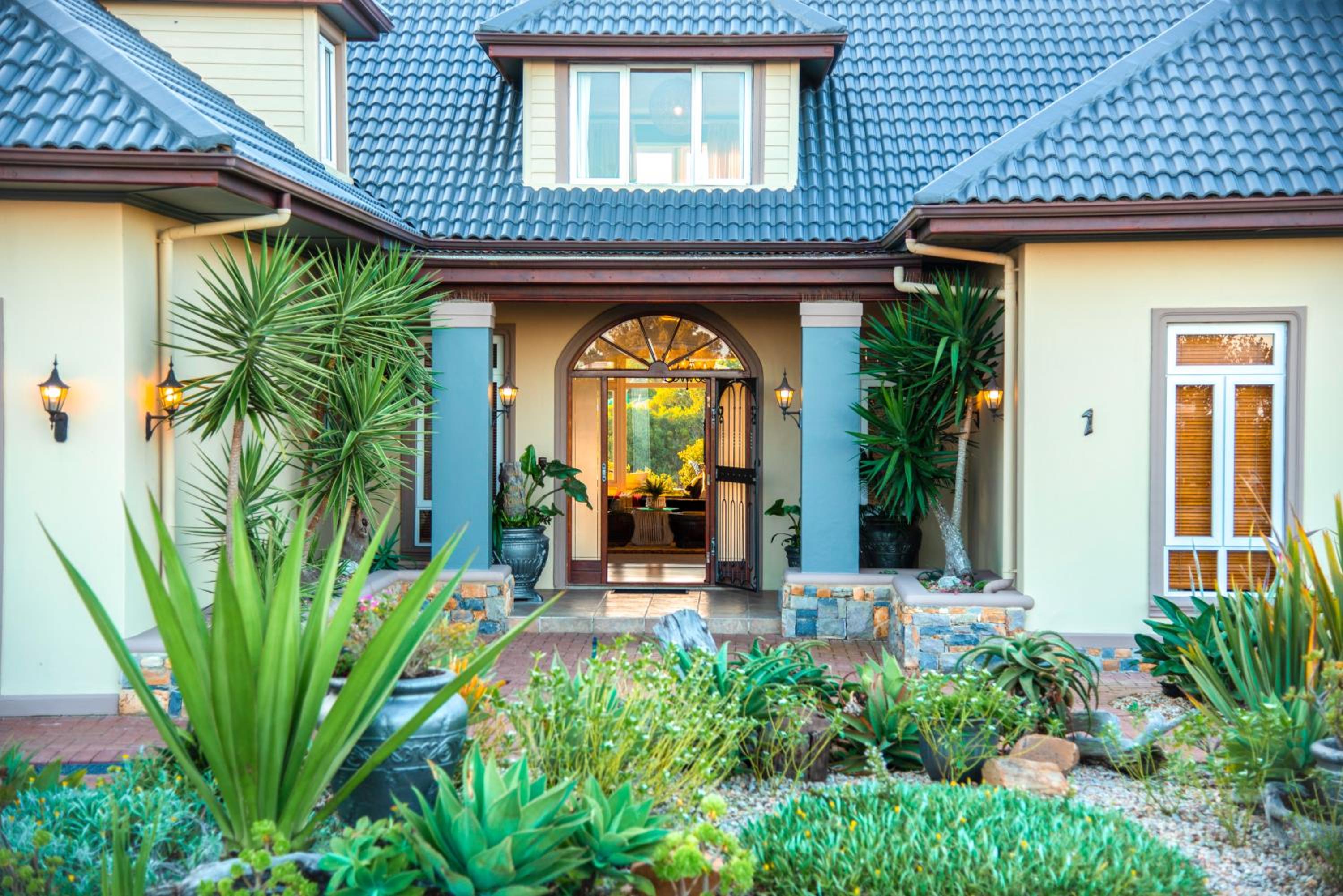 Four-Bedroom House - Photo 2