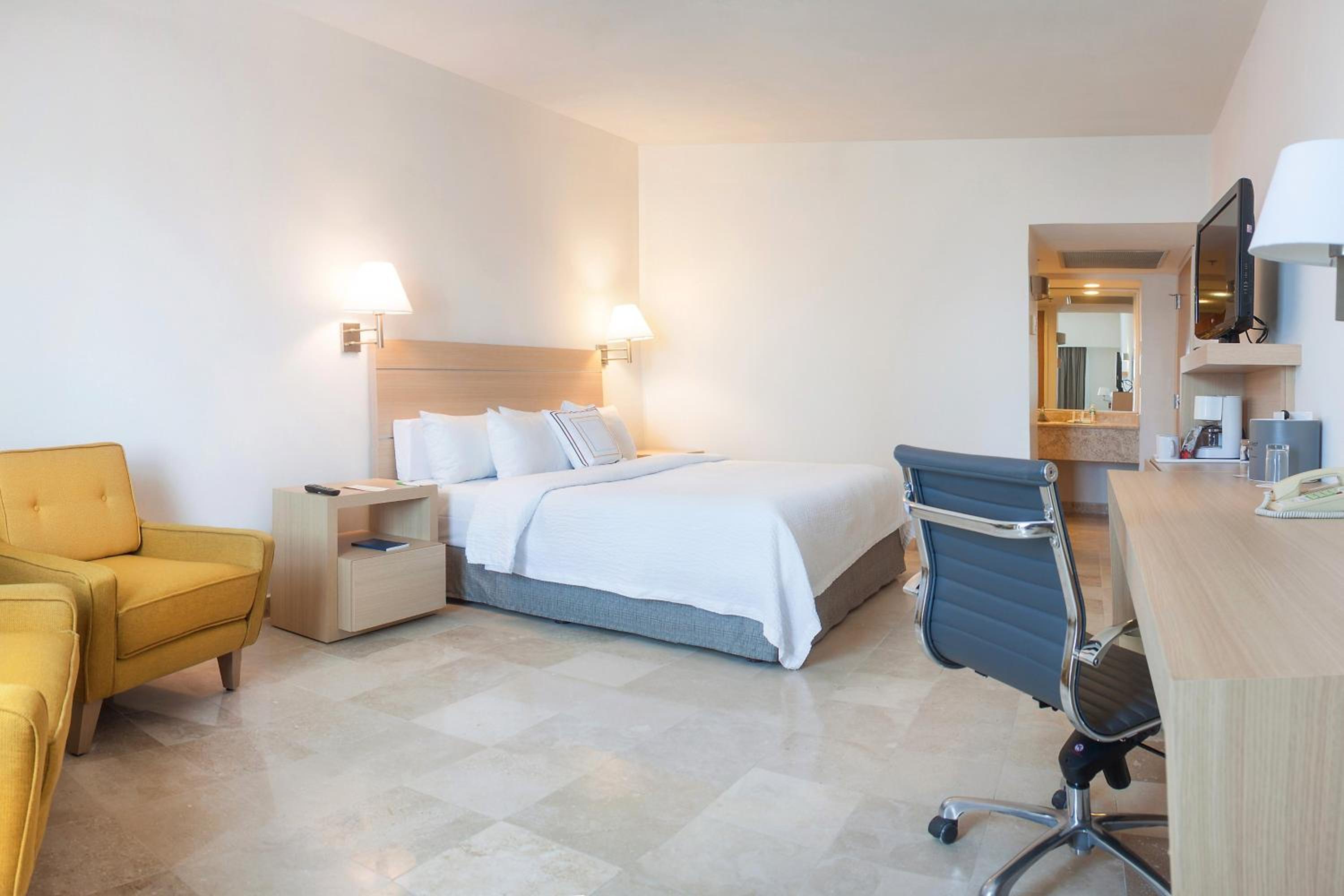 Junior King Suite - Photo 8