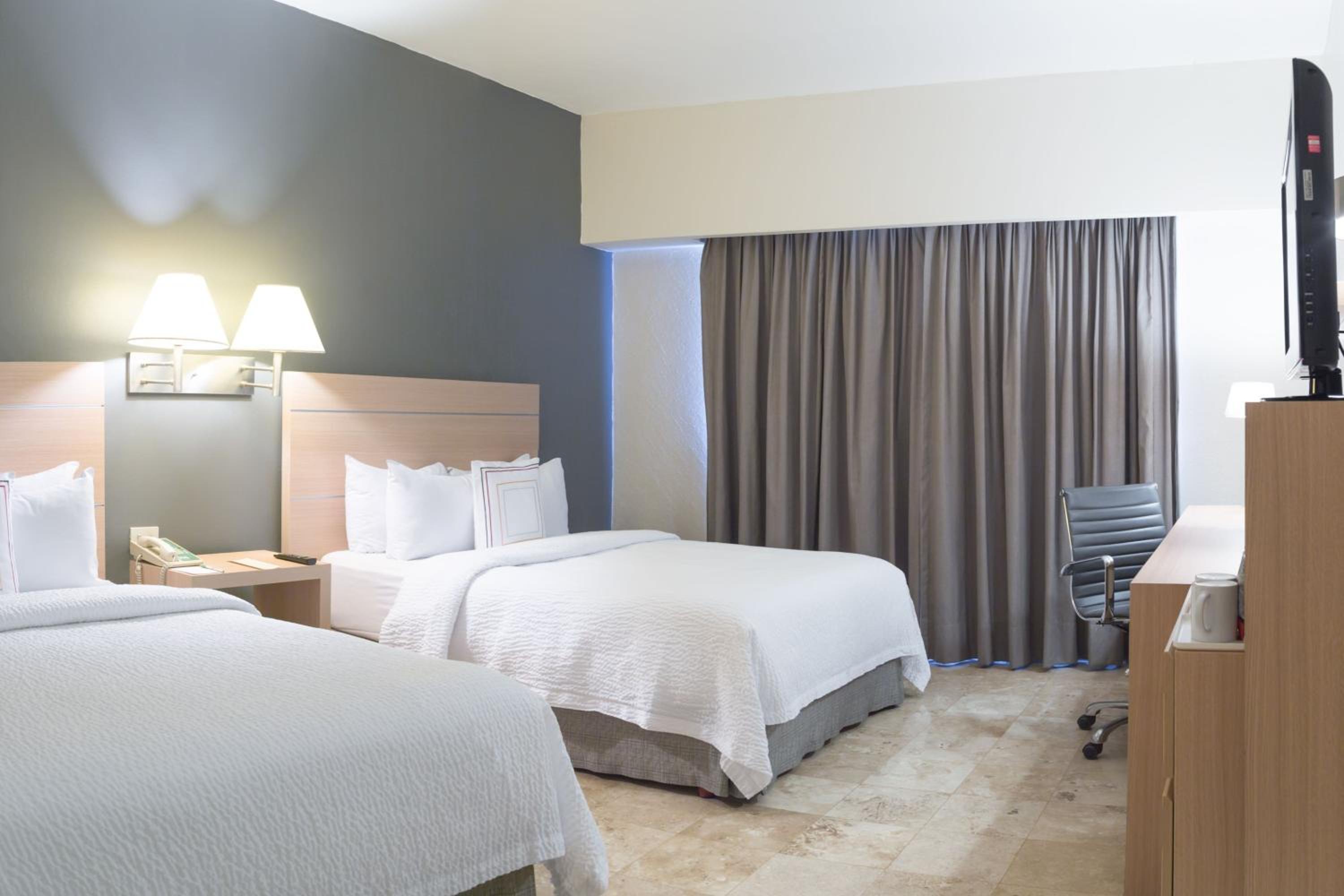 Double Room with Two Double Beds - Photo 2