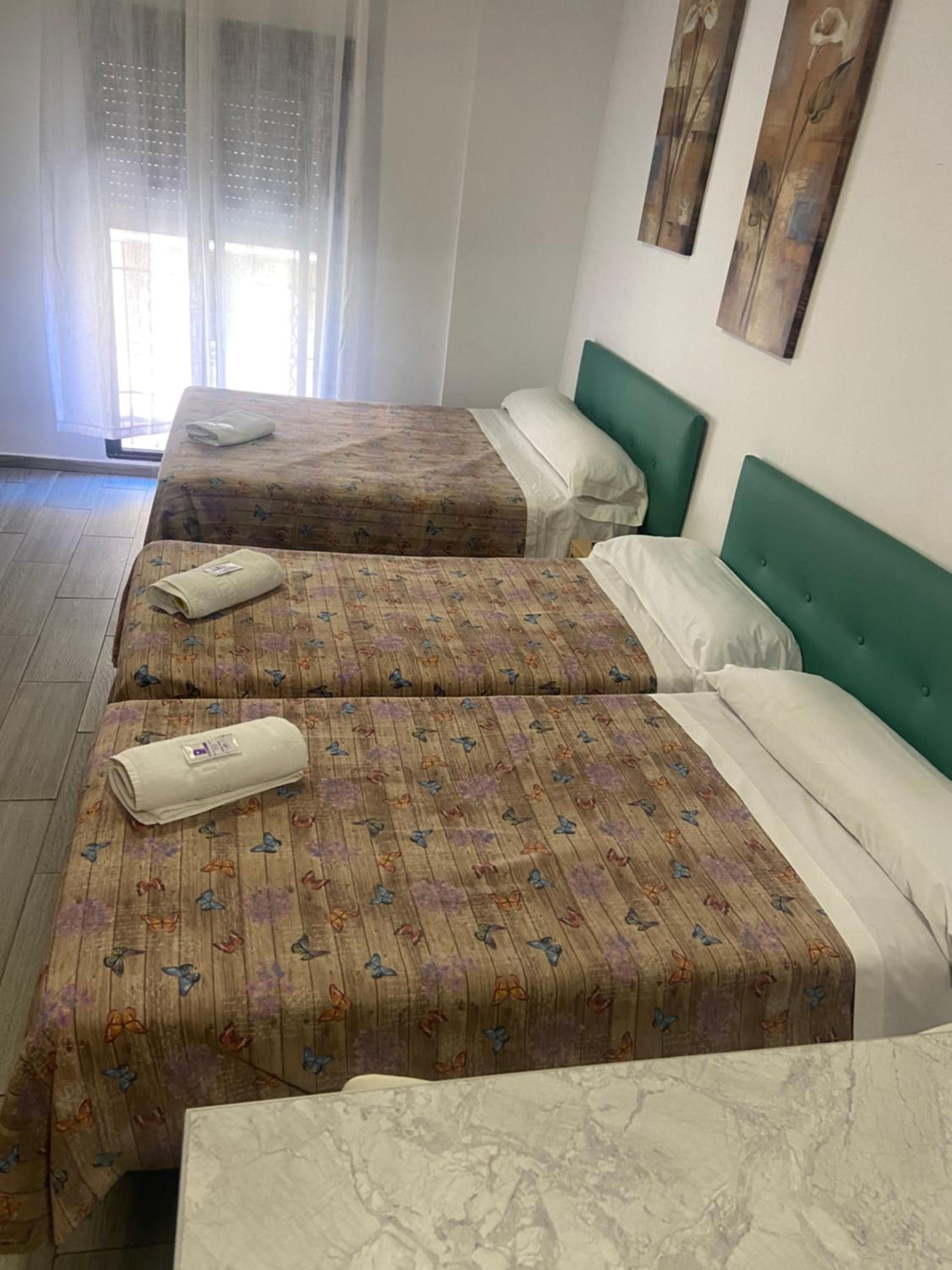 Habitación Familiar con Balcón y Baño Privado