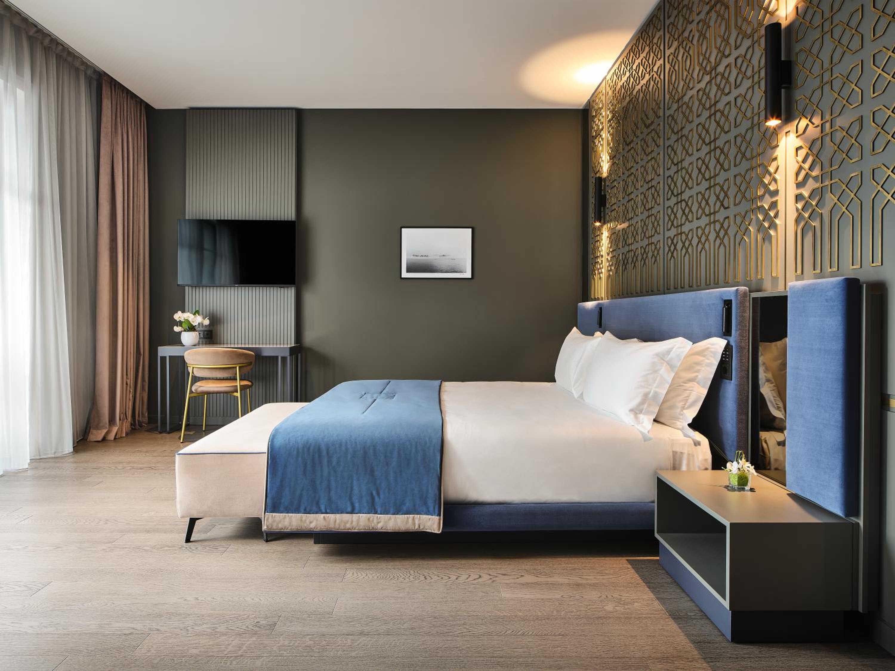 Suite with Lake View