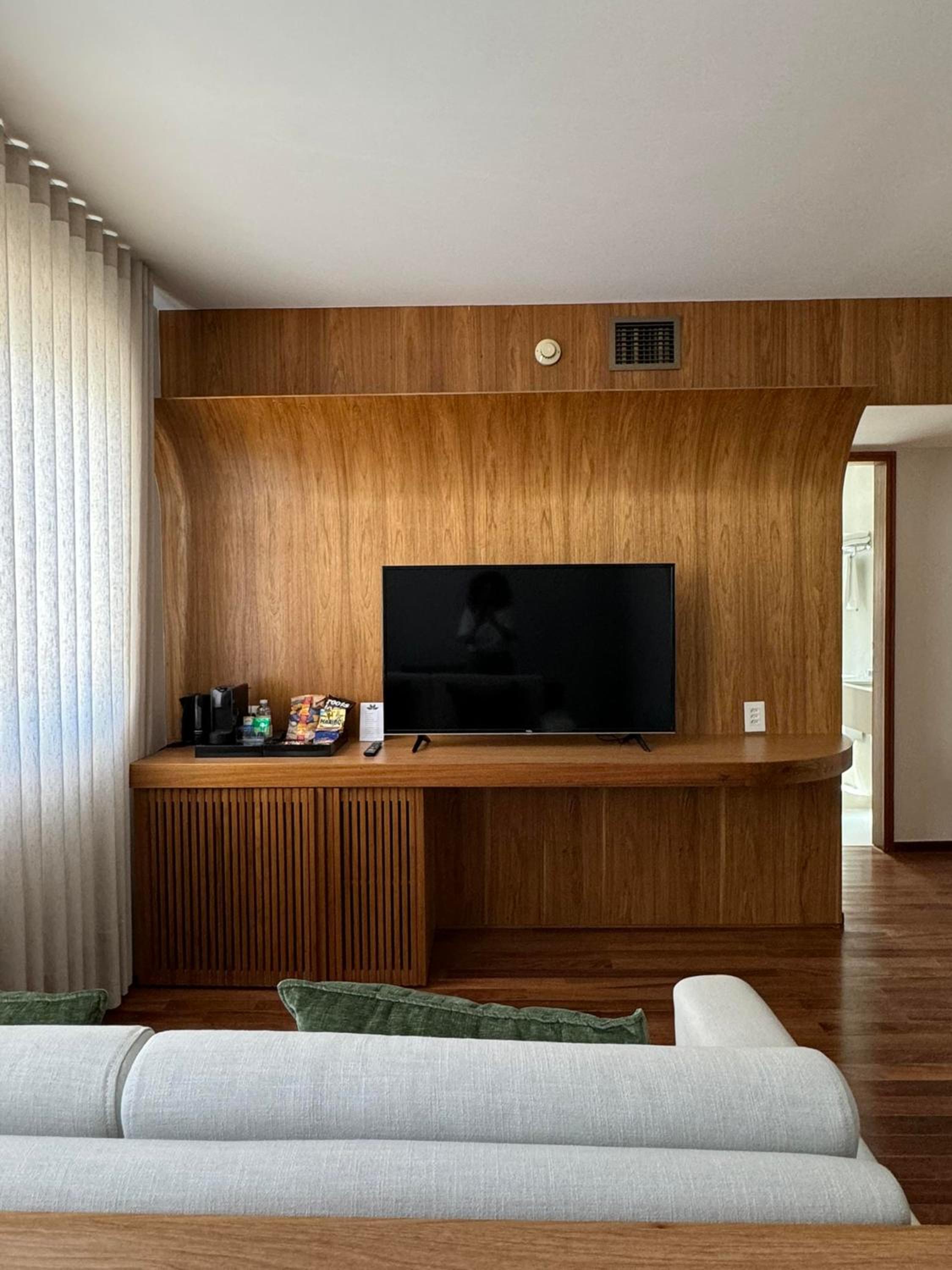 Deluxe Twin Room thumbnail 6