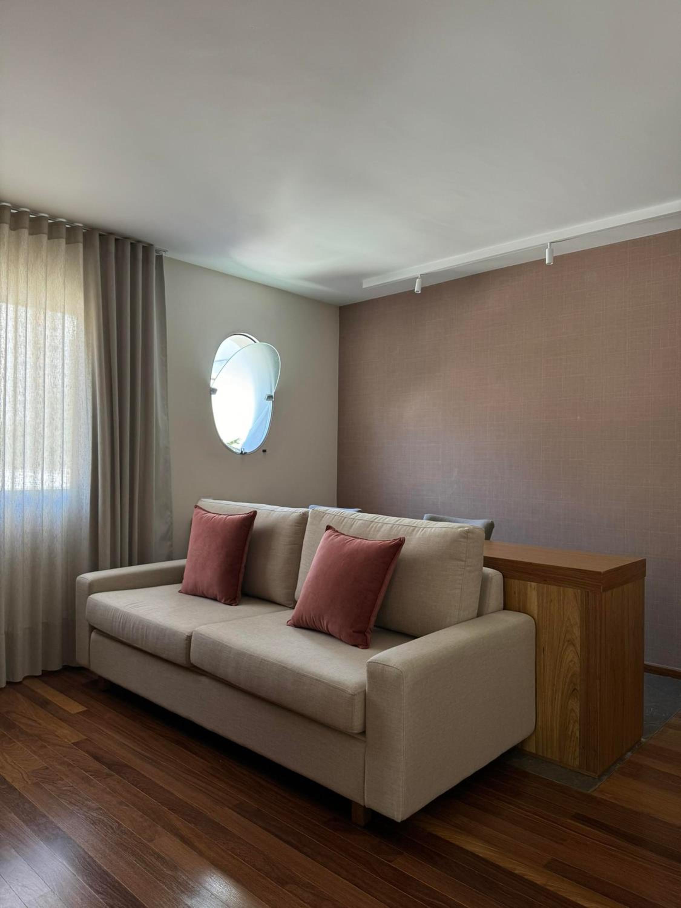 Deluxe Room thumbnail 5