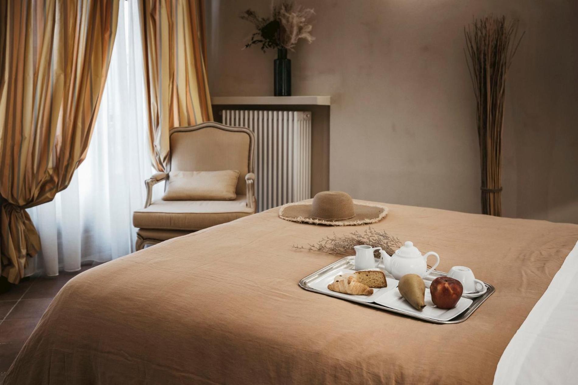 Junior Suite with Balcony - Photo 9