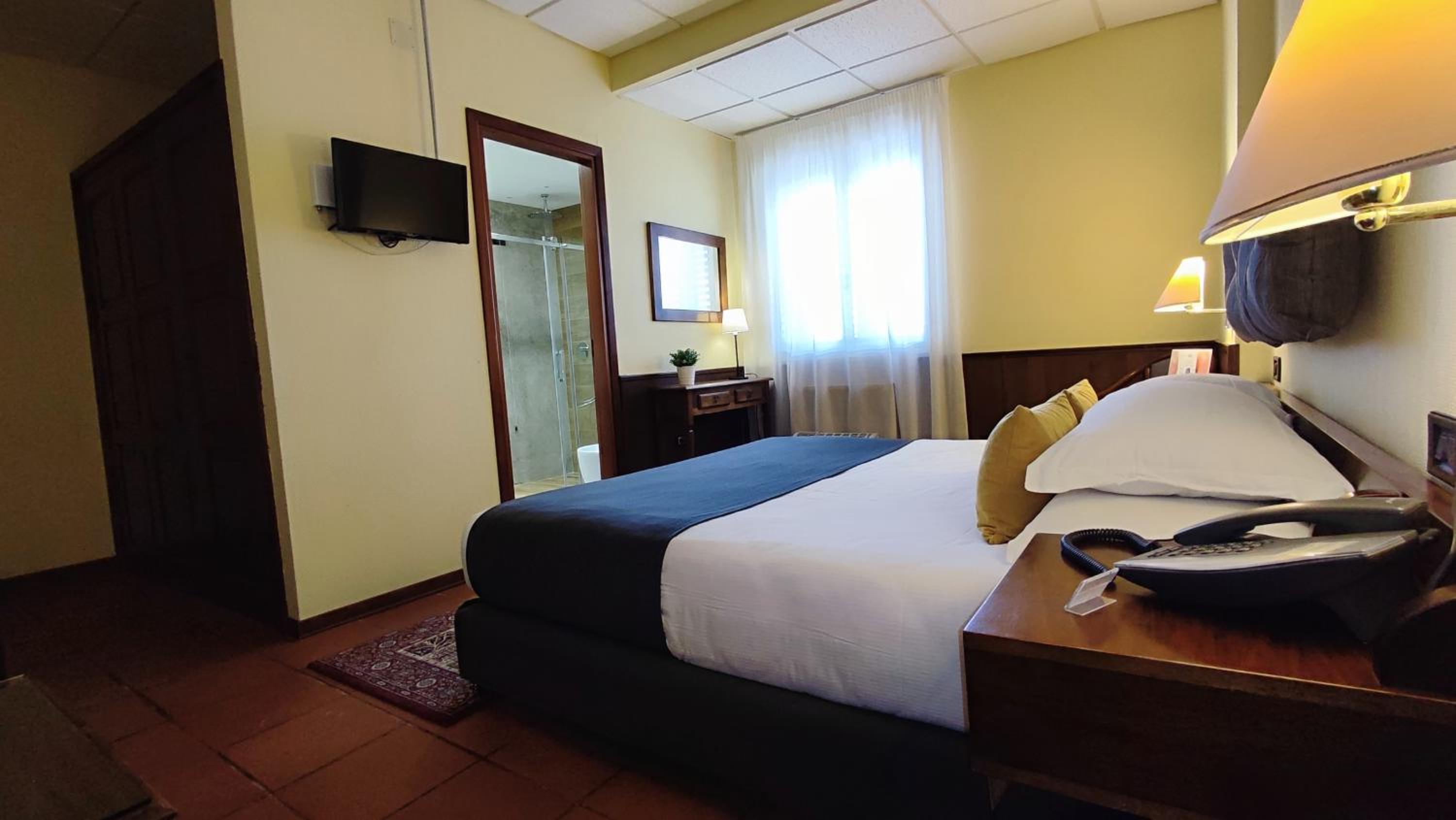 Budget Double Room - Photo 11