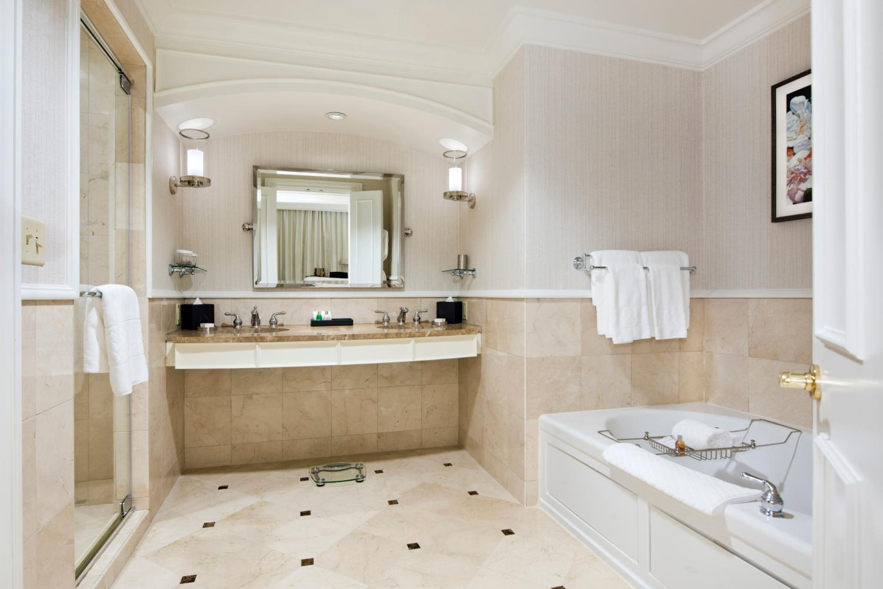 One-Bedroom Presidential Suite with Balcony photo 3
