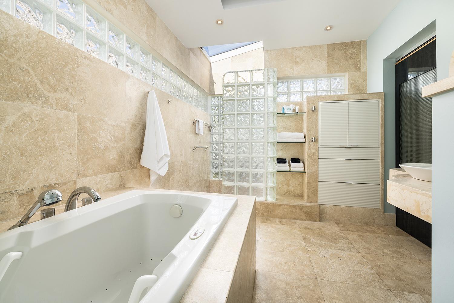 Deluxe Queen Suite - Photo 2
