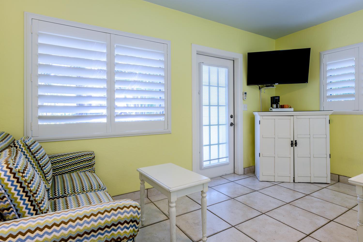 Queen Room with Garden View - Photo 4