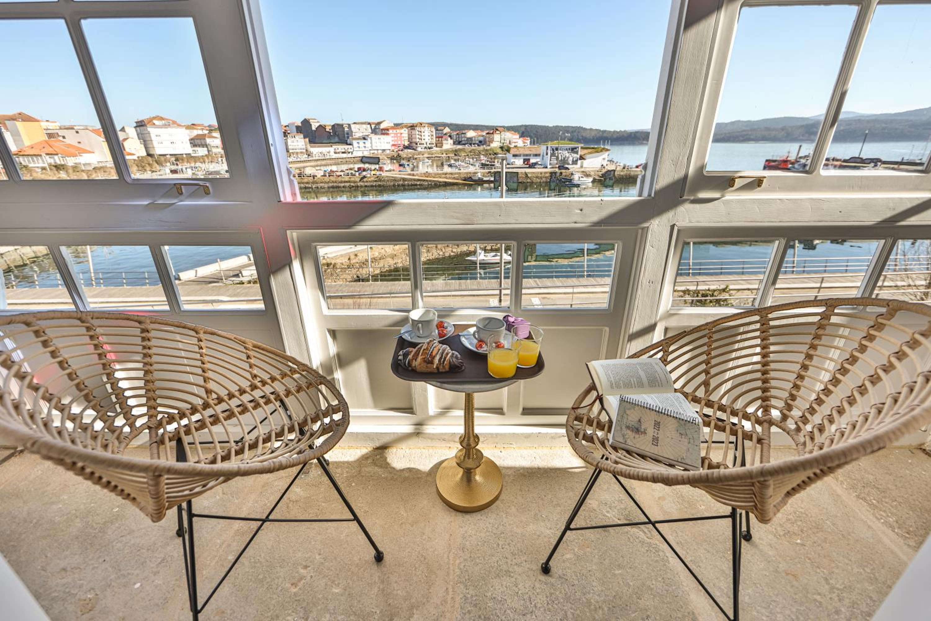 Deluxe Double Room with Balcony and Sea View - Photo 8