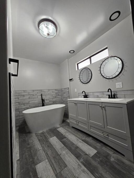 Three-Bedroom House photo 3