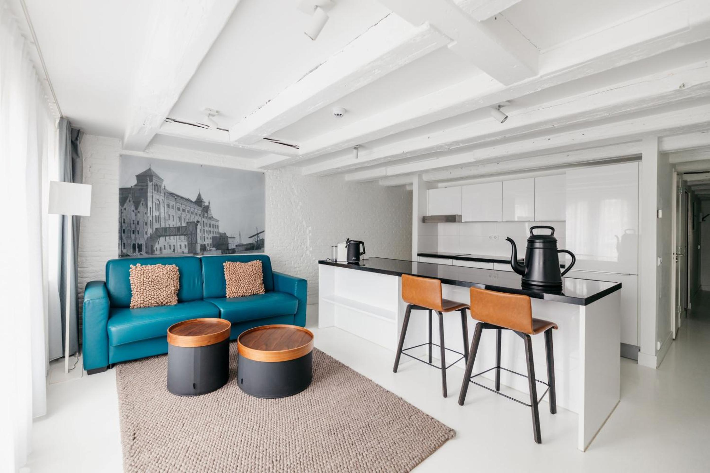 Large 1 Bedroom Apartment with Sofa Bed - Canal view