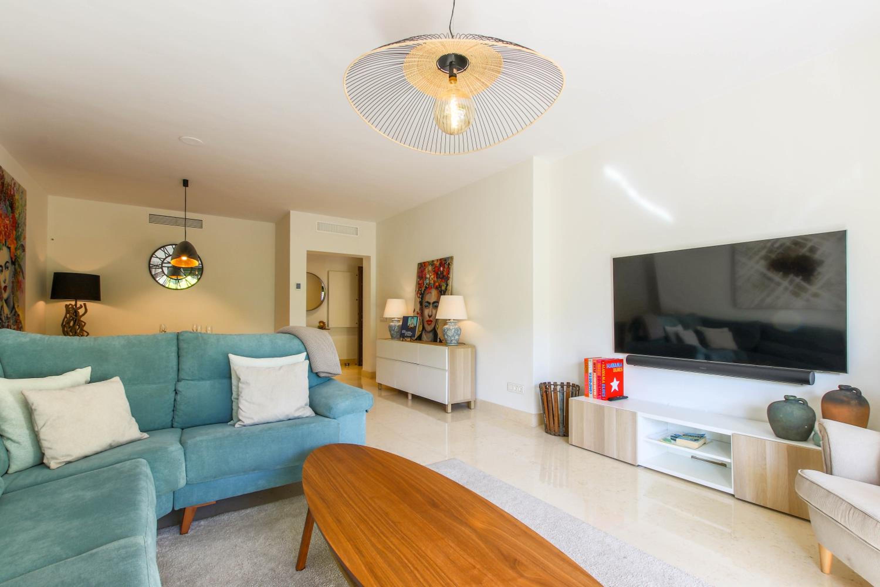 Three-Bedroom Premium Apartment with Balcony photo 2