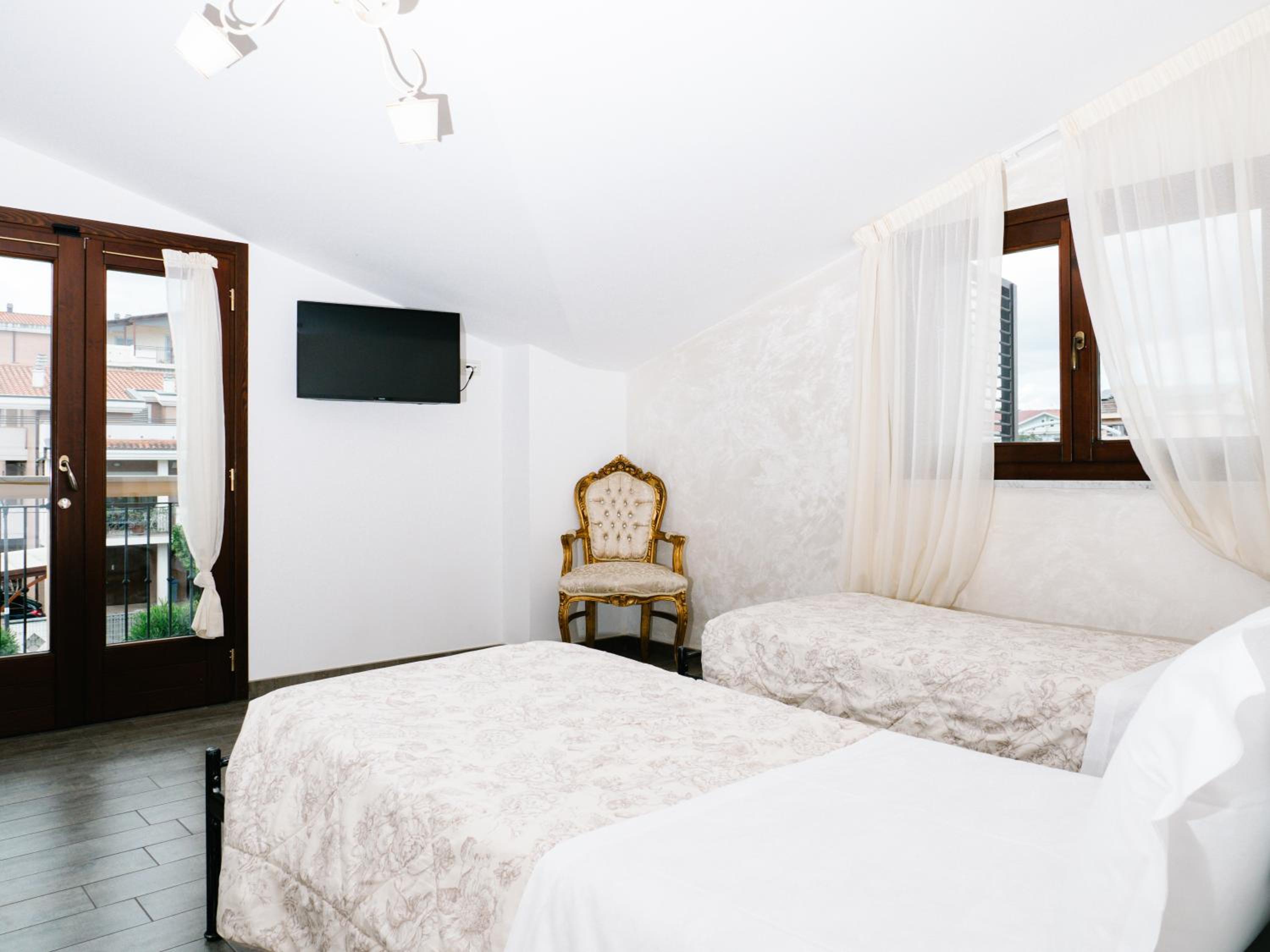 Twin Room with Private Bathroom photo 3