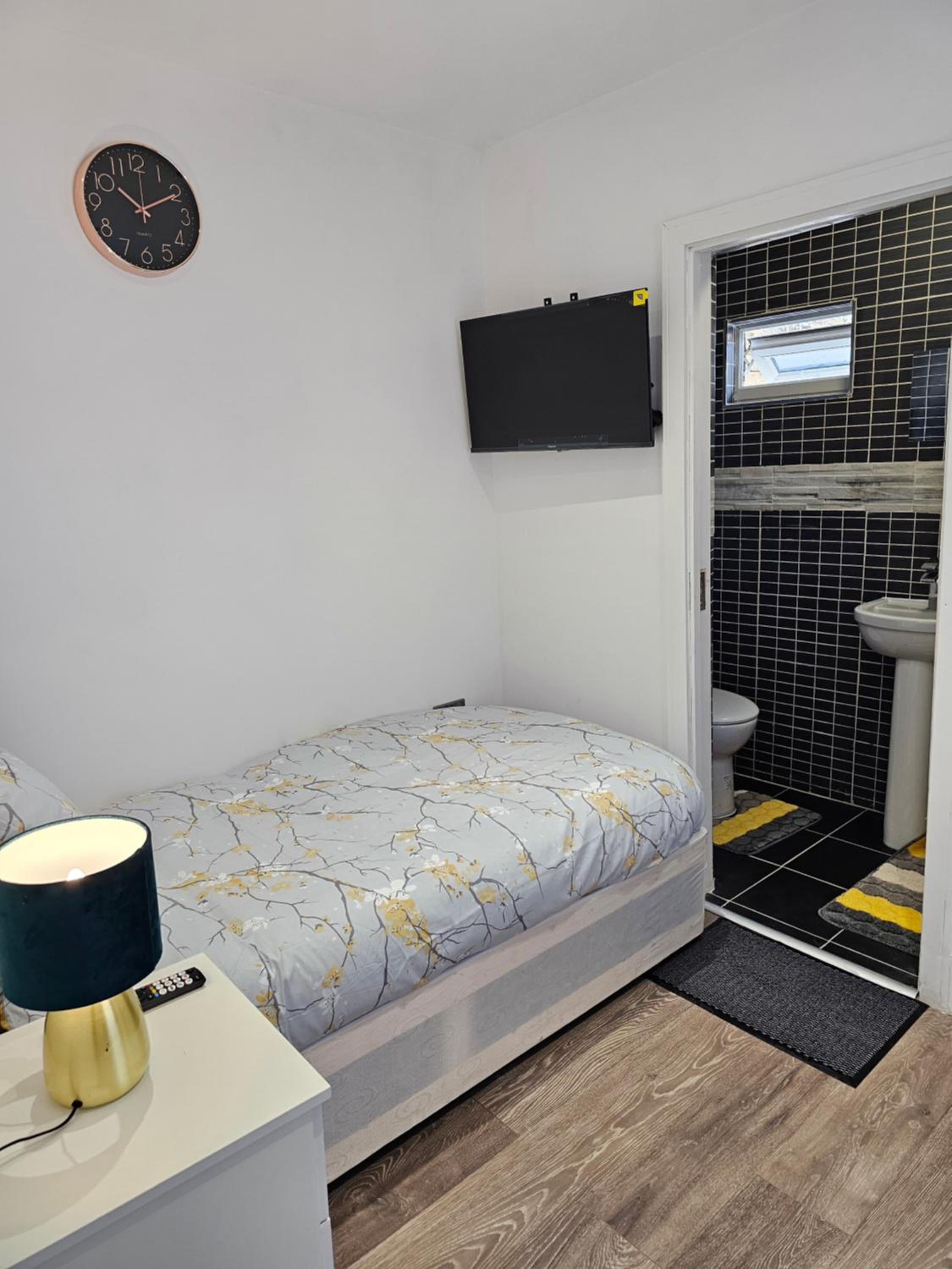 Single Room with Private Bathroom photo 1