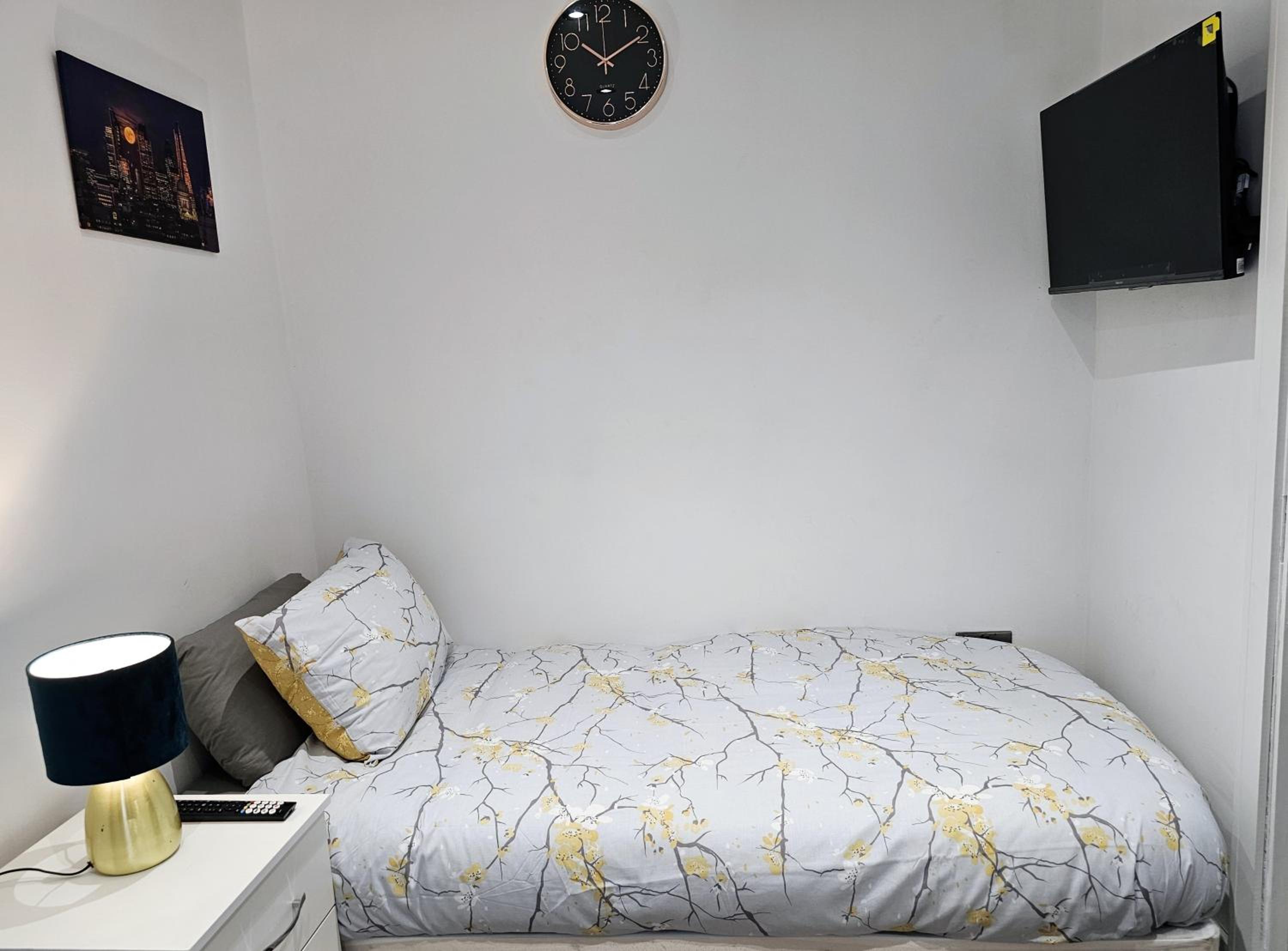 Single Room with Private Bathroom photo 2