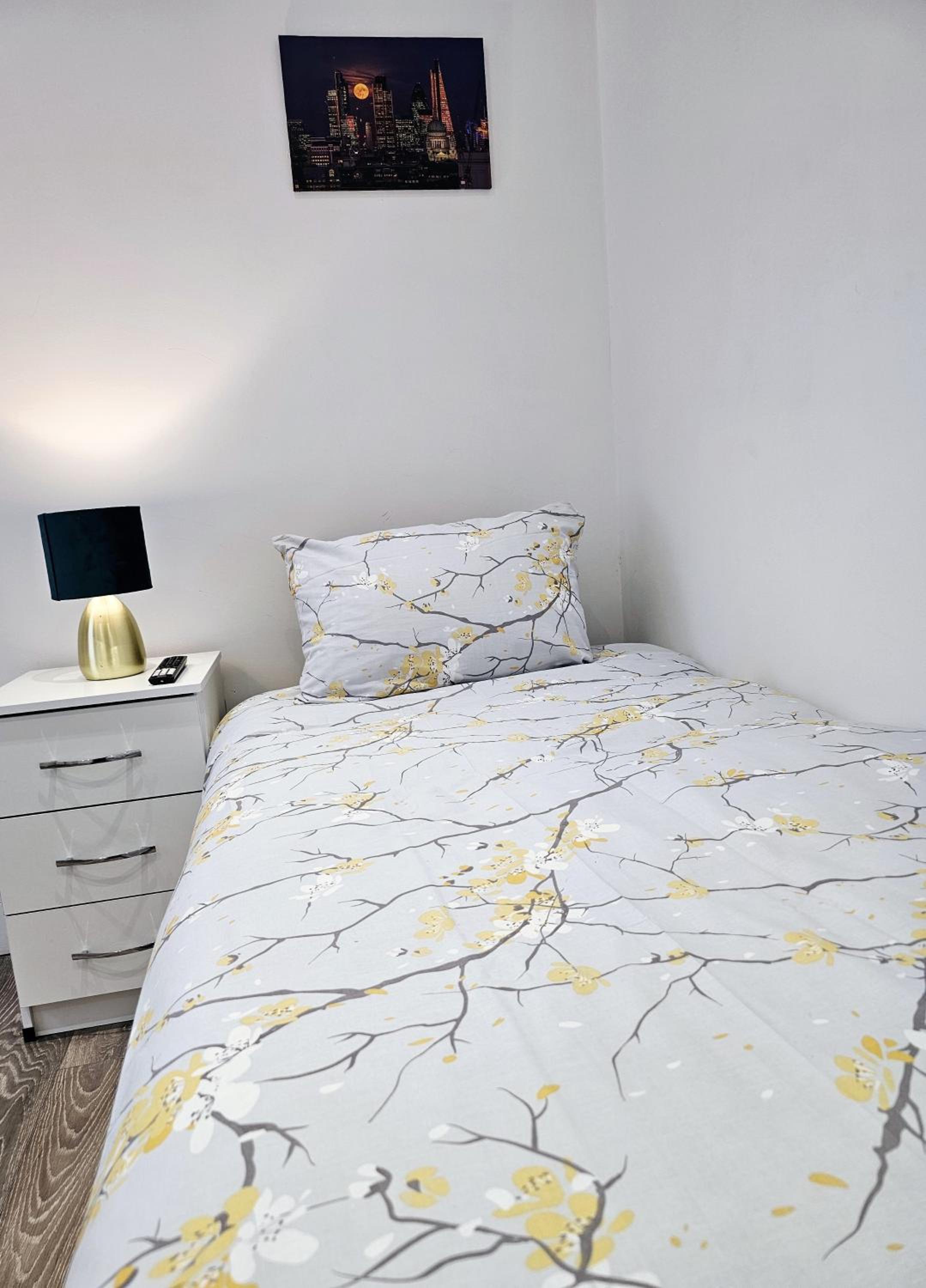 Single Room with Private Bathroom photo 3