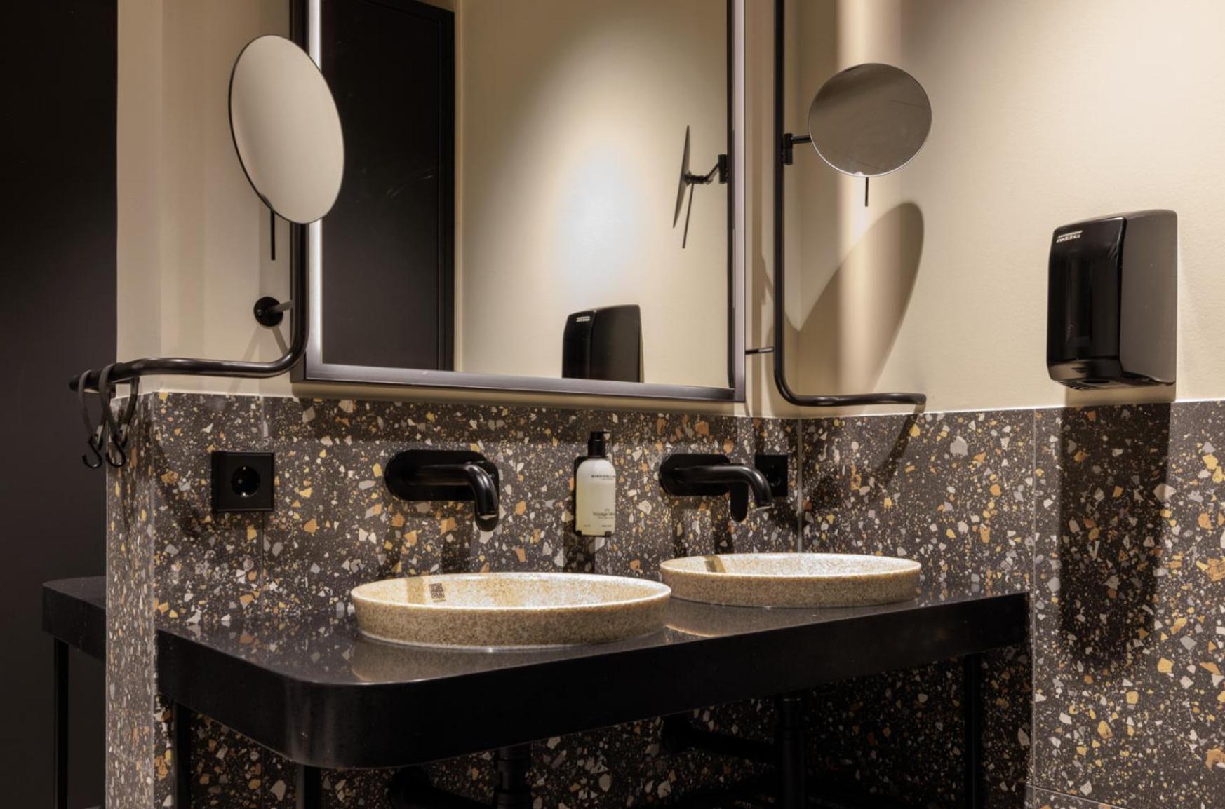 The sQuad Pod (shared bathroom) photo 3