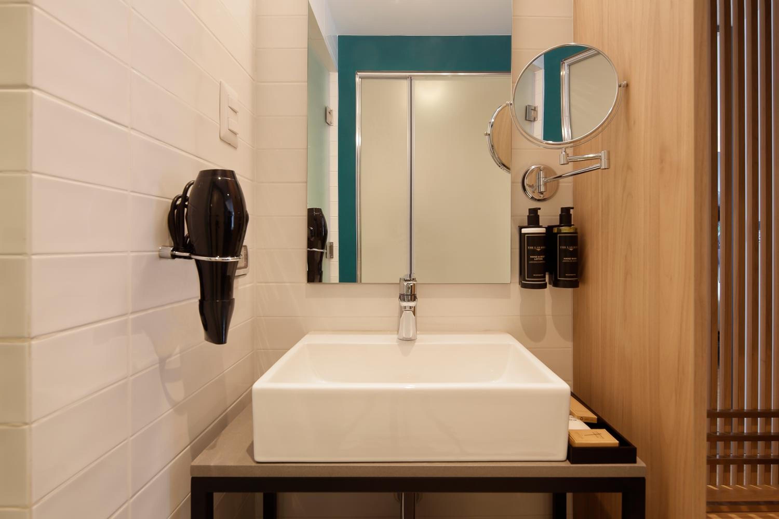Deluxe Double Room - Photo 9