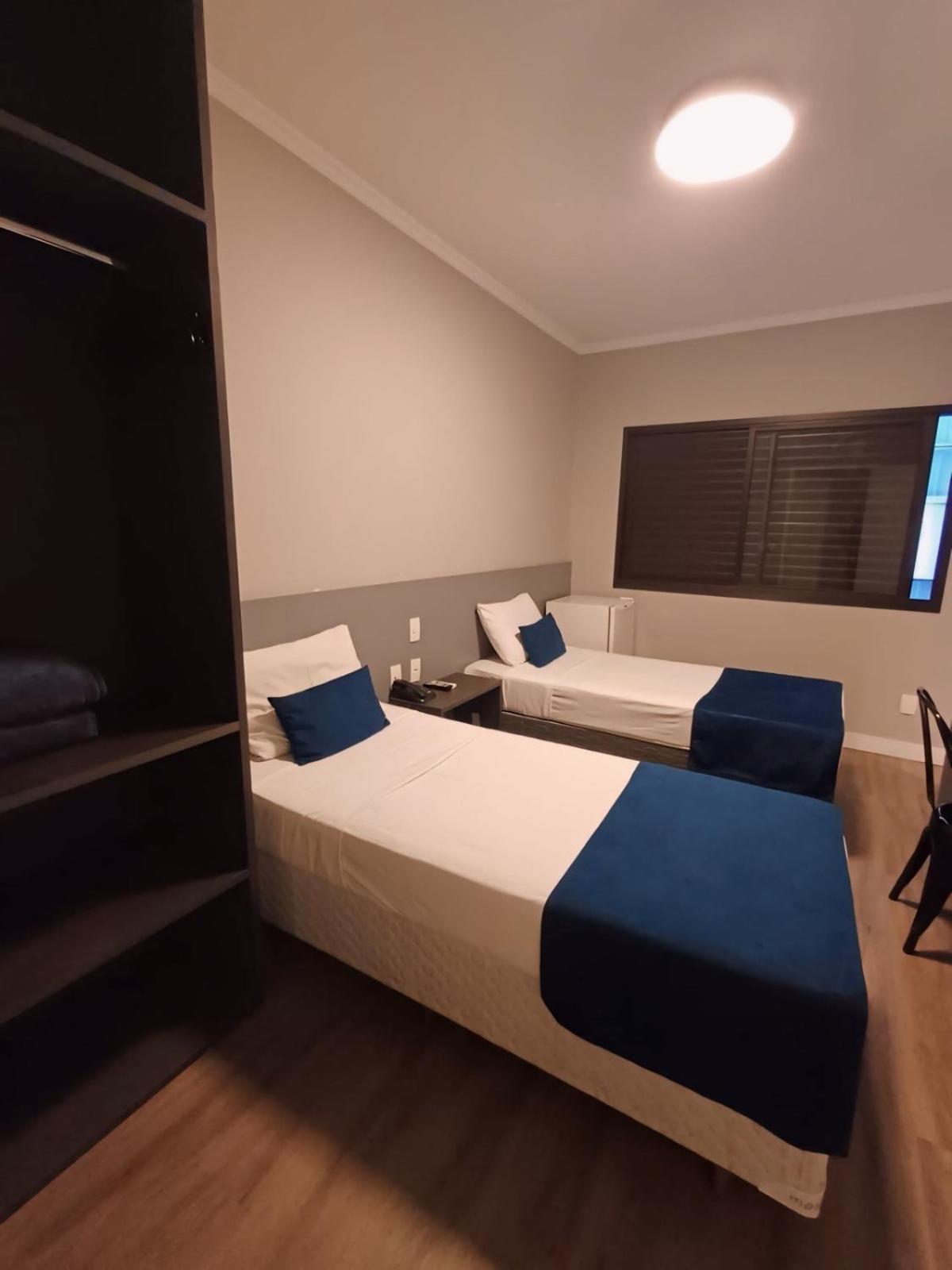 Standard Twin Room - Photo 6