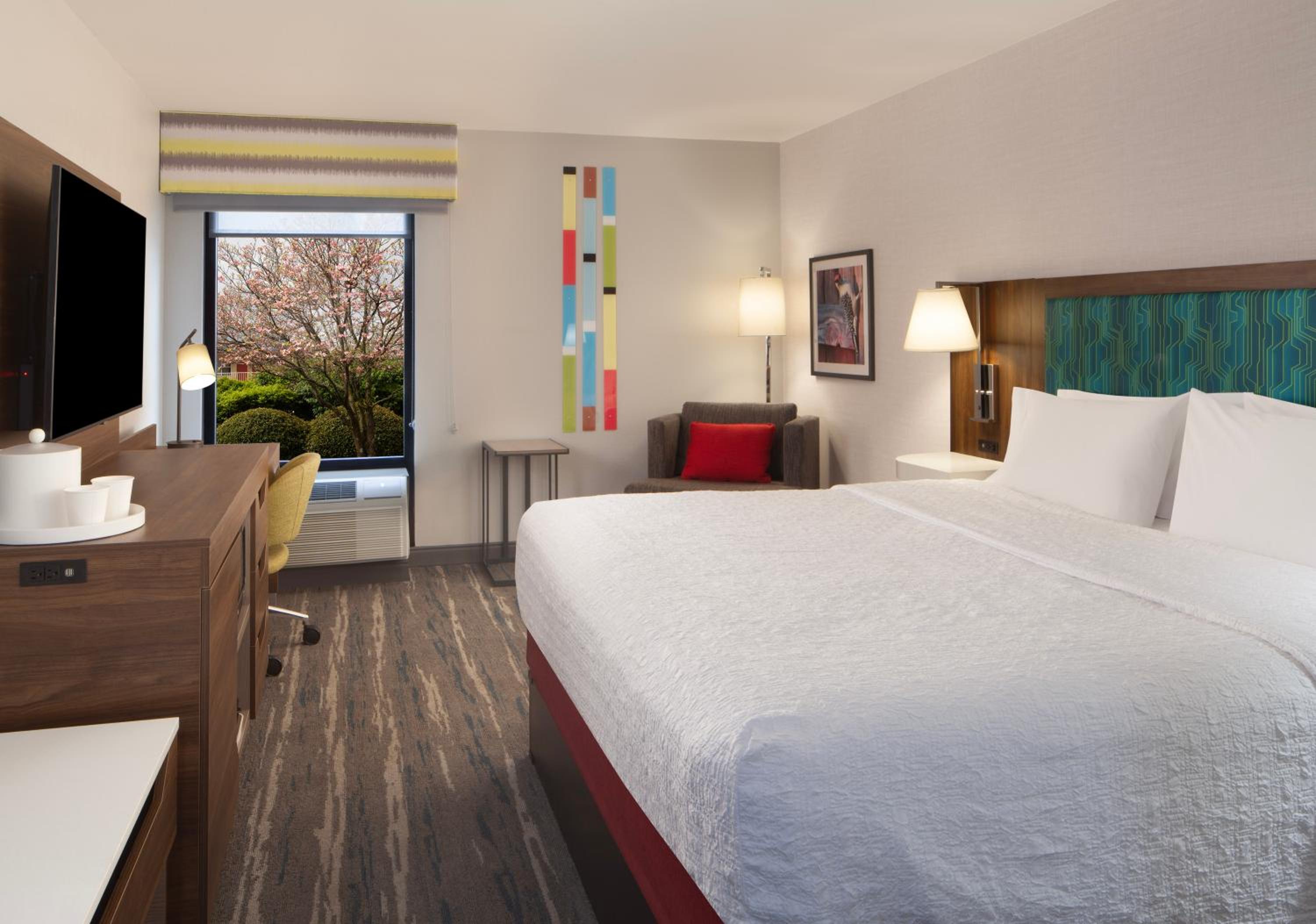 King Room with King Bed - Non-Smoking photo 3