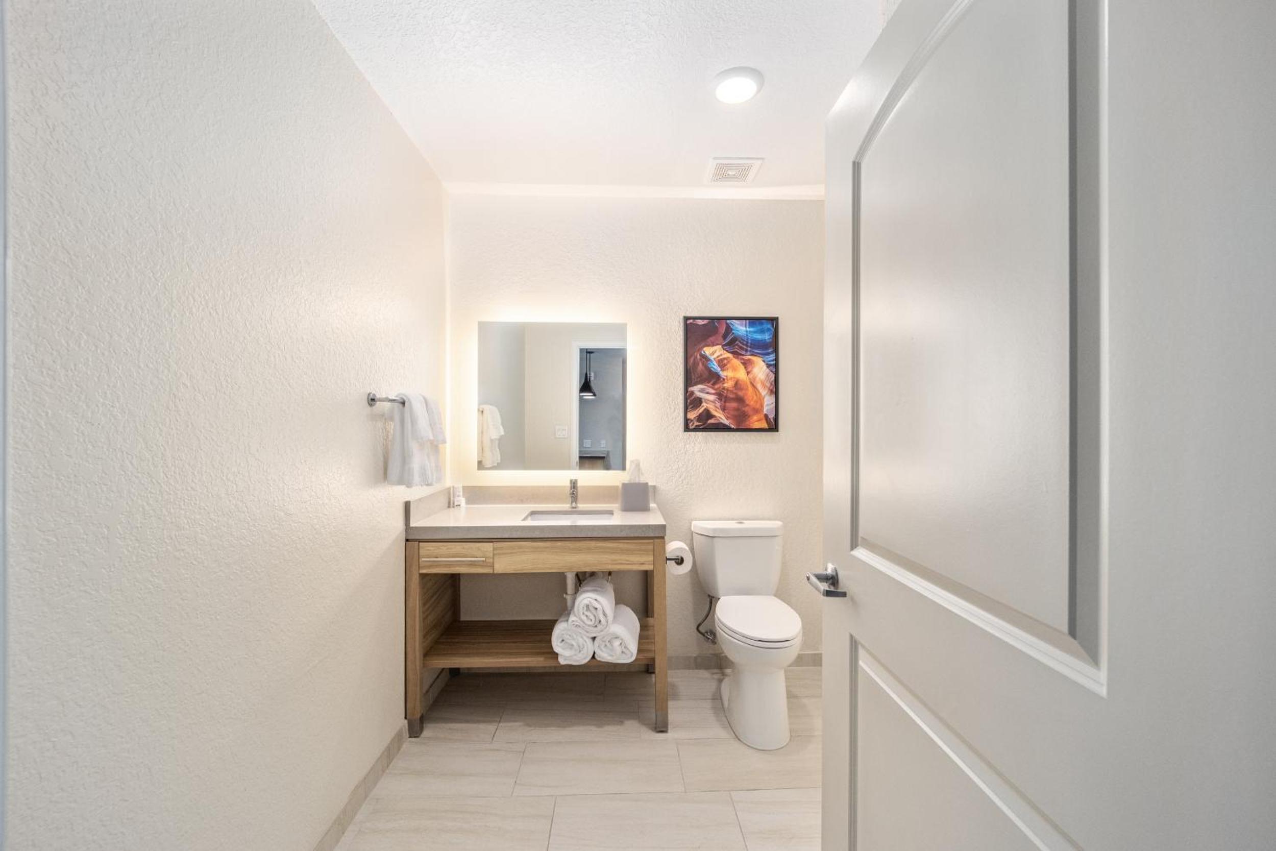 One-Bedroom Queen Suite - Photo 5