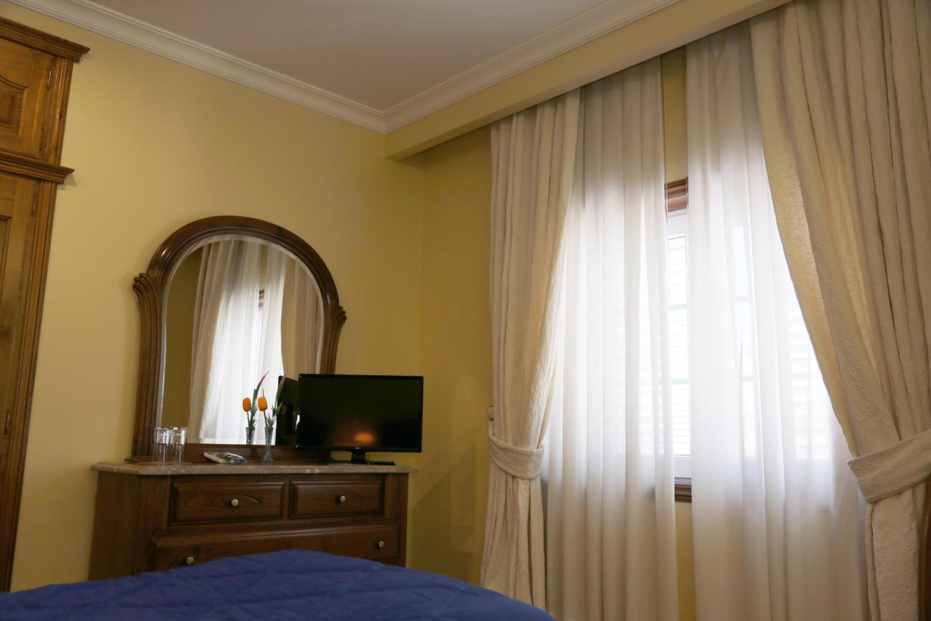 Double Room with Shared Bathroom photo 2