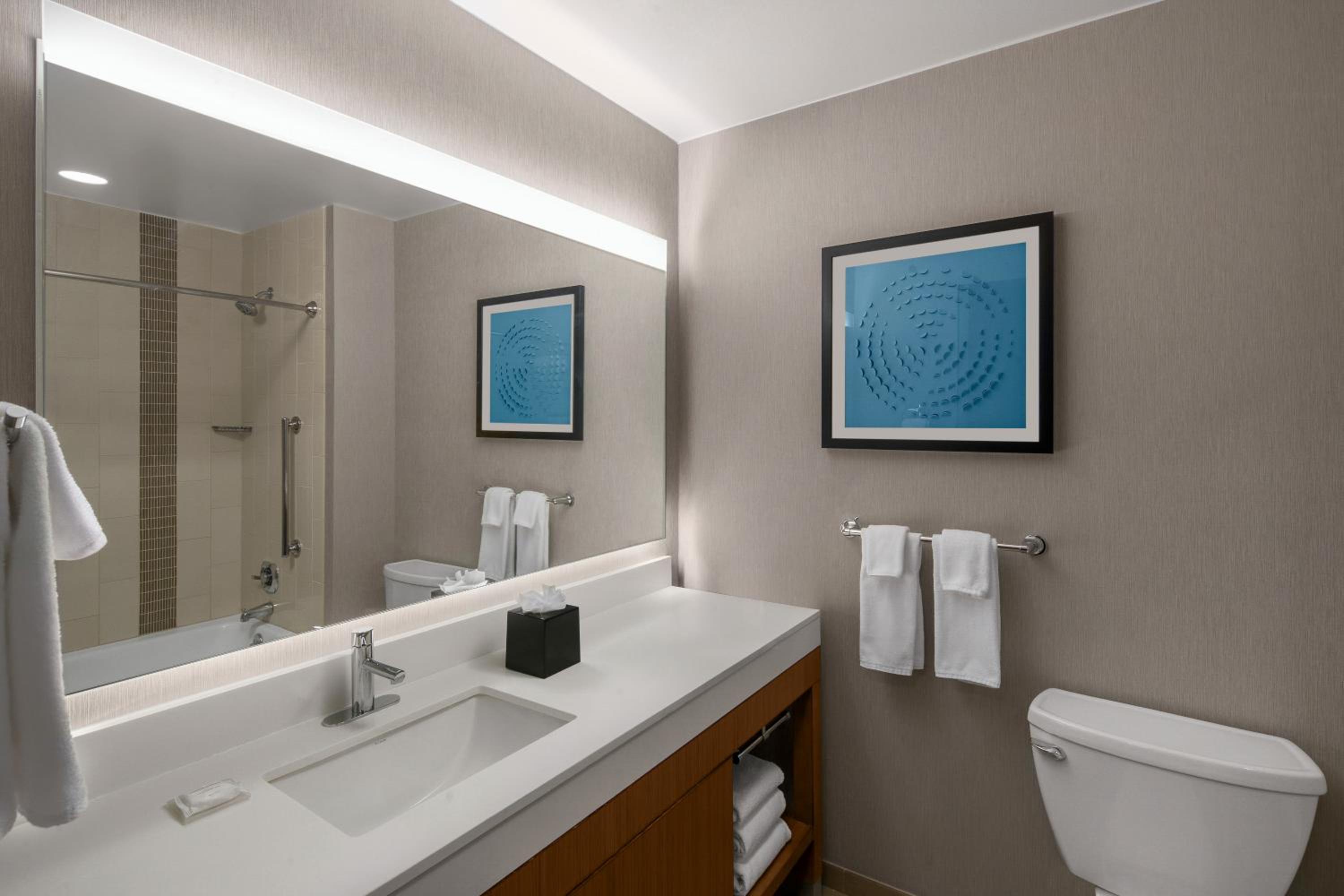 Queen Room with Two Queen Beds, Sofa Bed and Accessible Tub - Photo 4