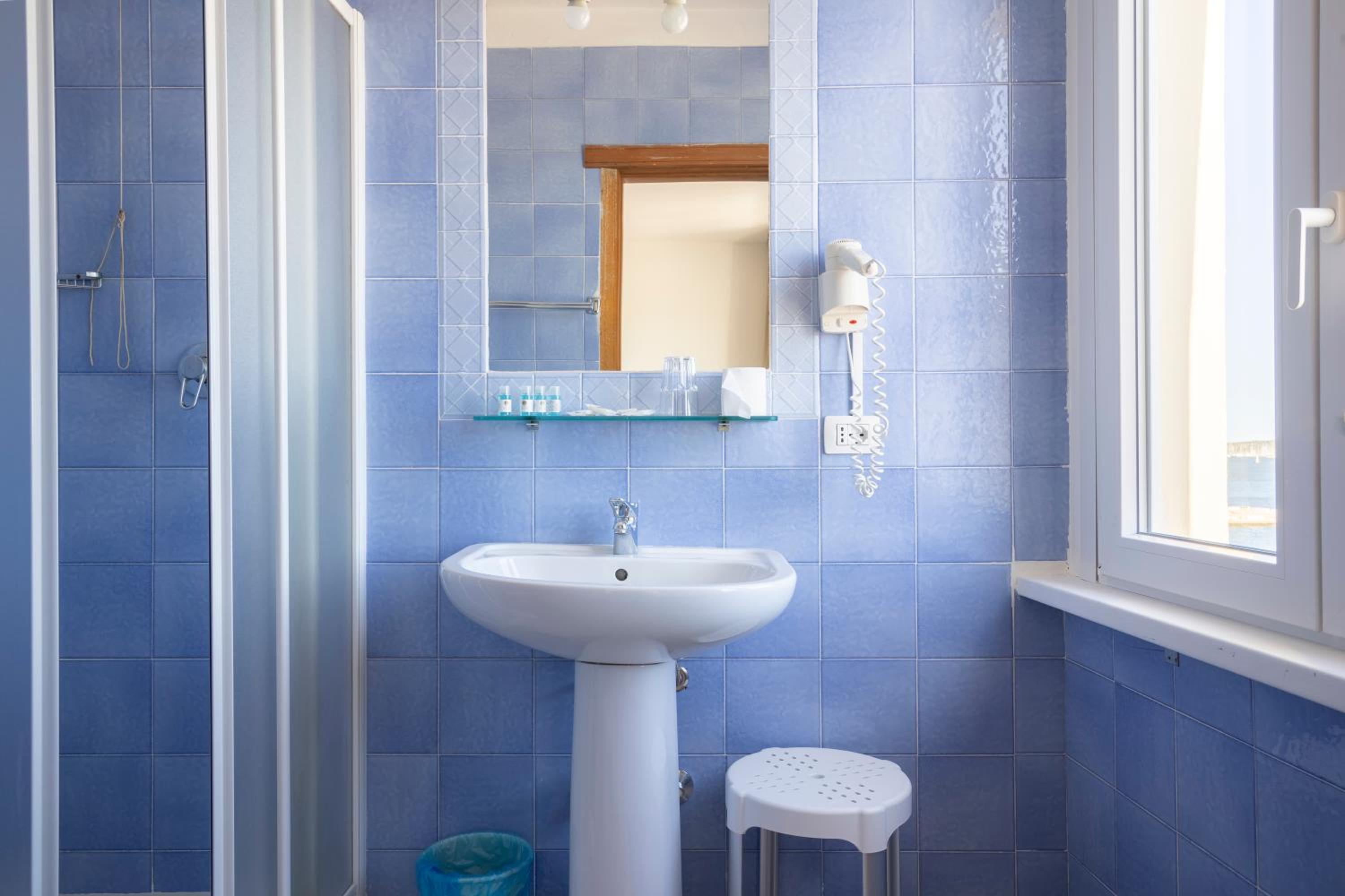Standard Triple Room with Sea View - Photo 5