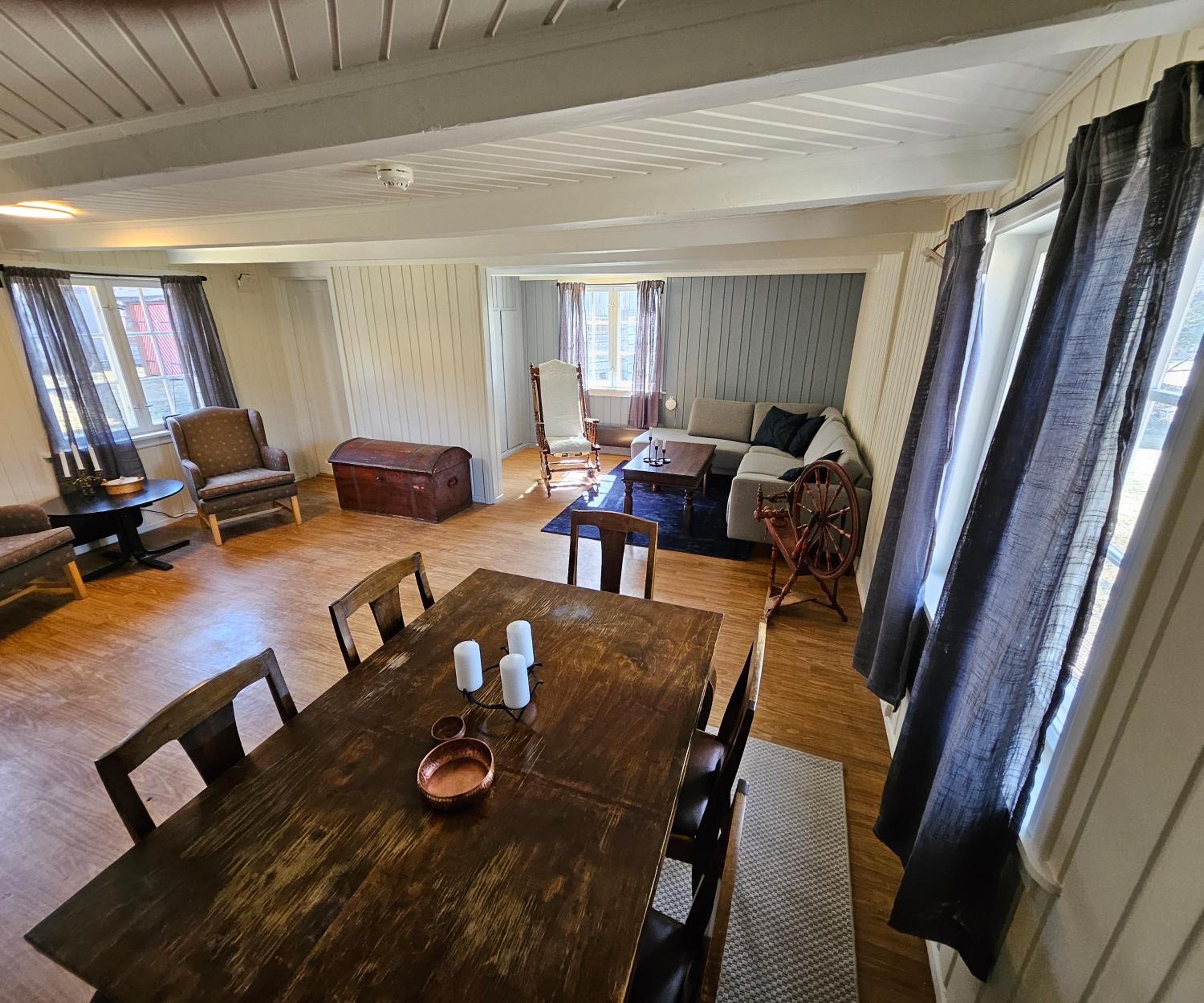 Five-Bedroom House photo 2