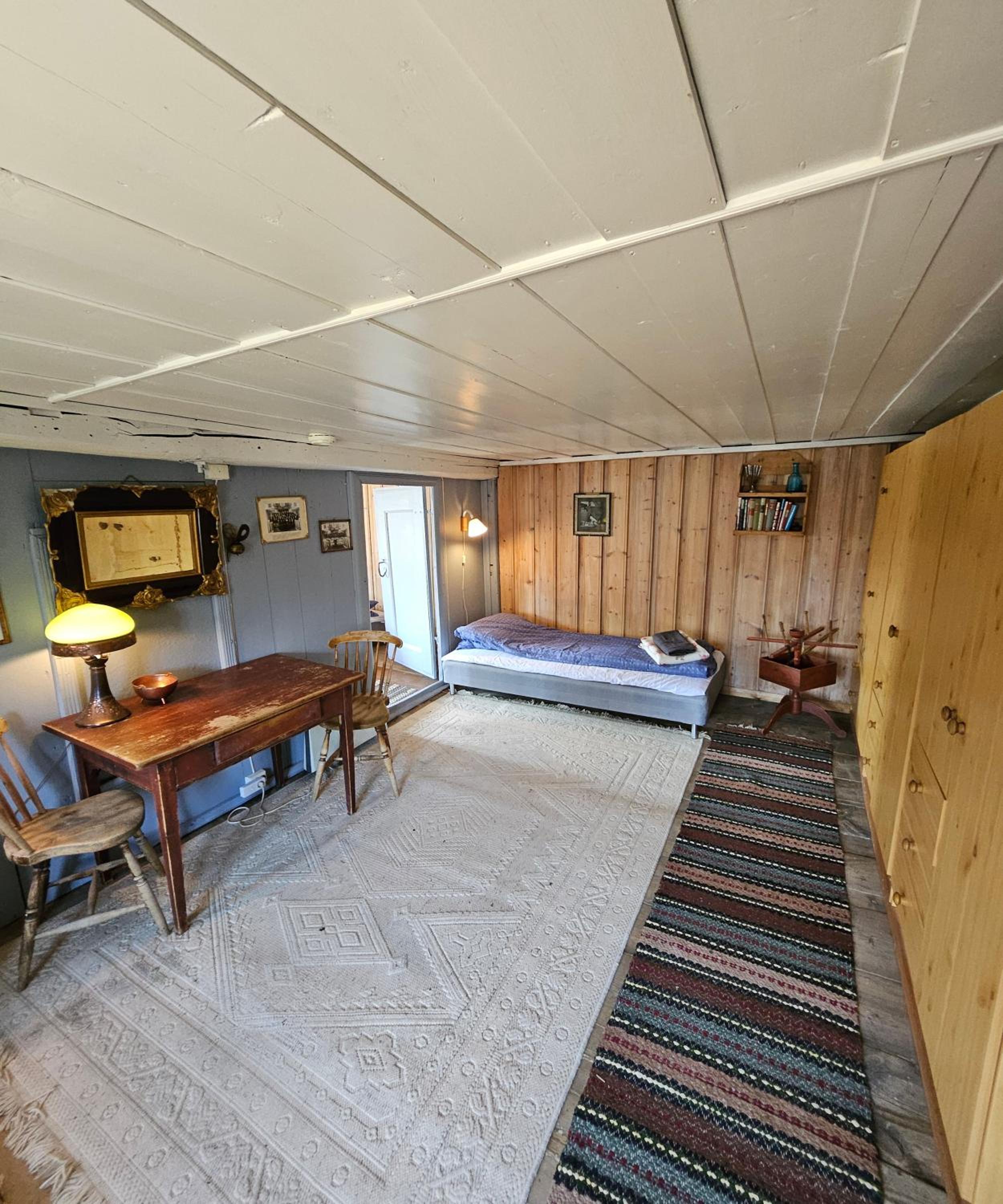 Five-Bedroom House photo 3