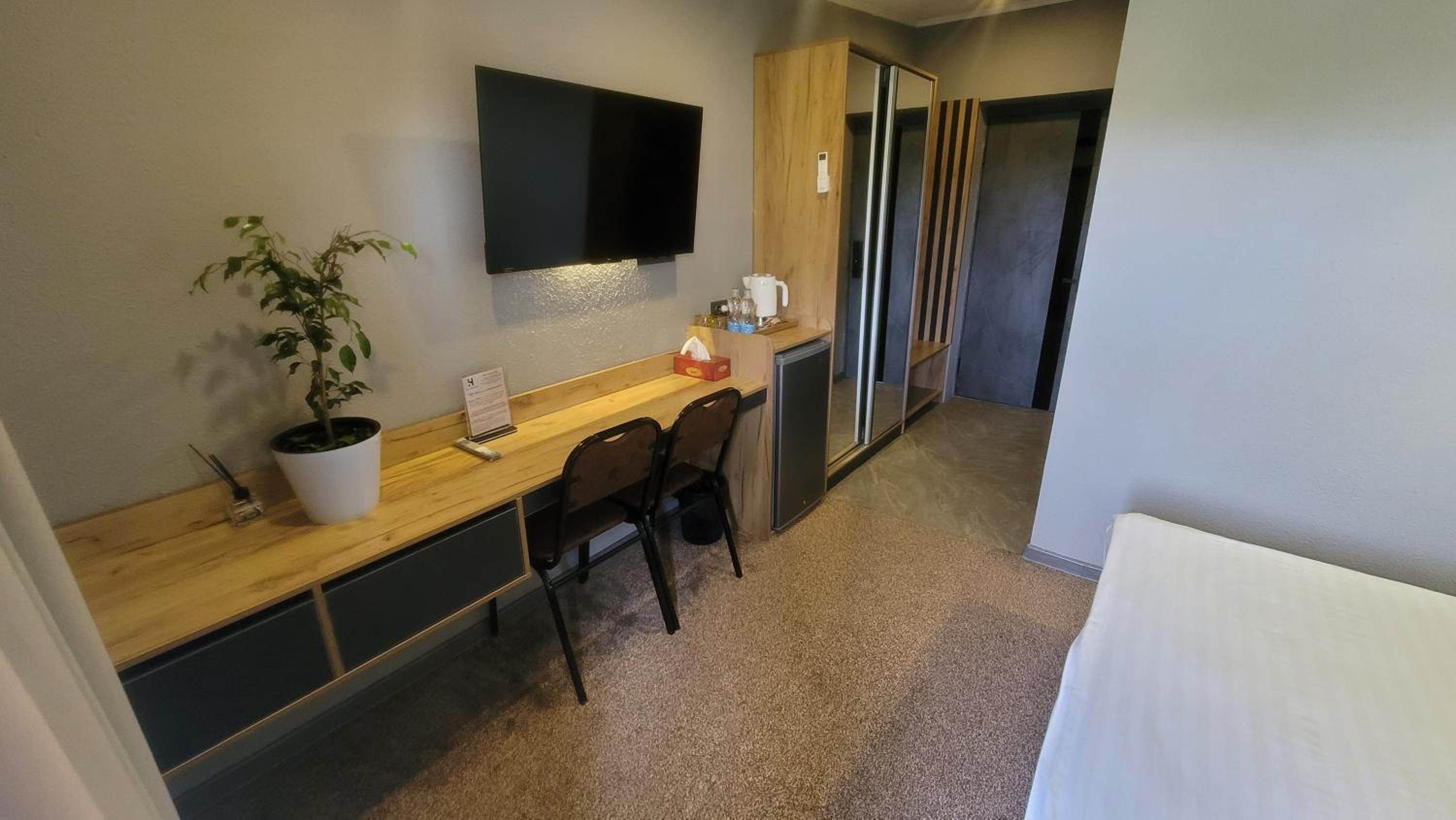Twin Room - Photo 11