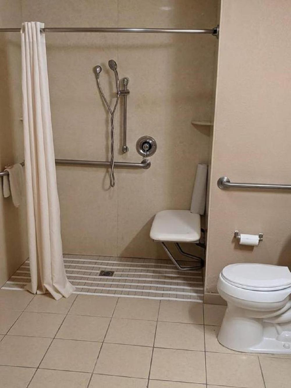 King Room with Roll-In Shower - Disability Access - Photo 7