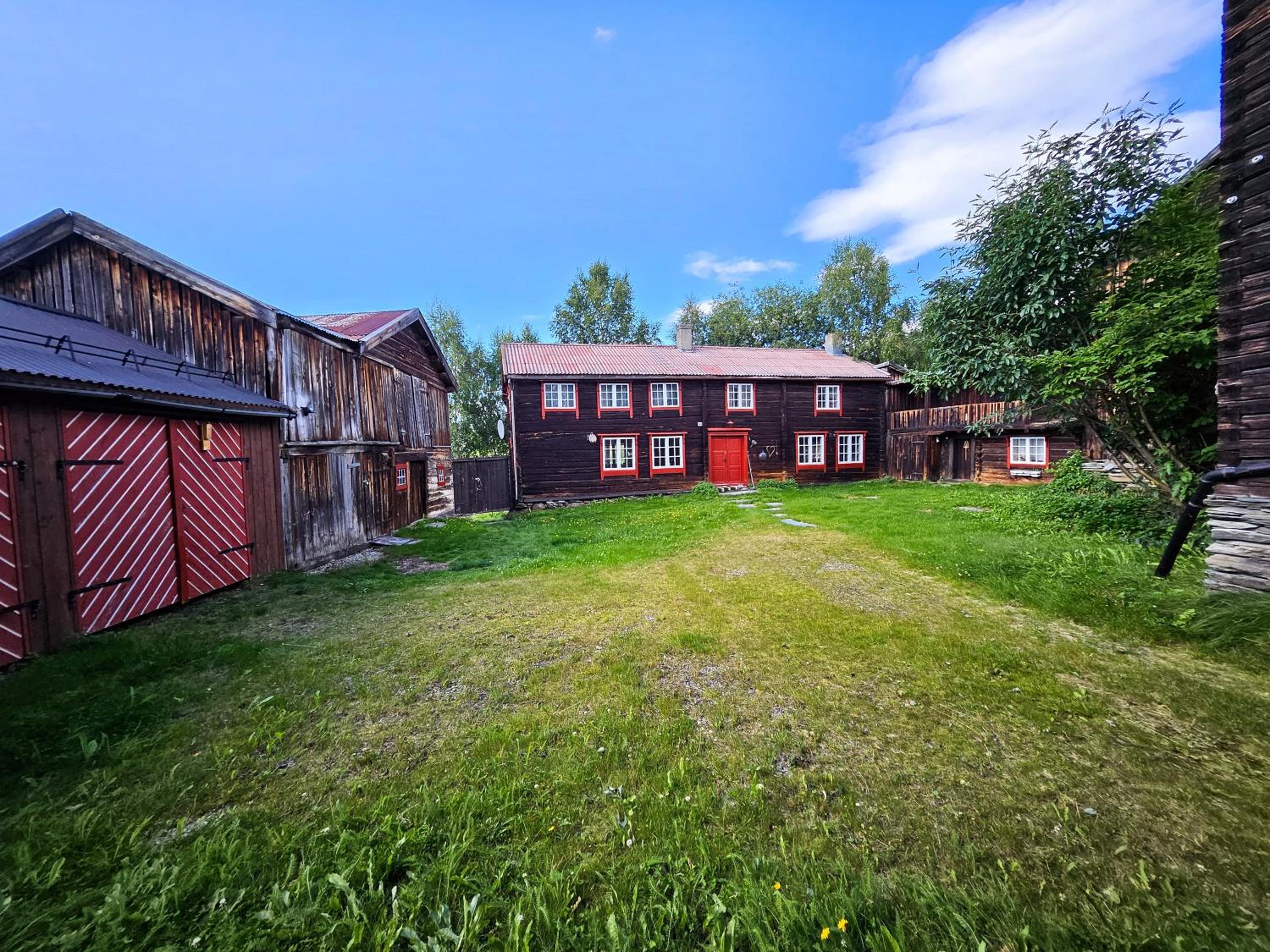 Five-Bedroom House photo 1