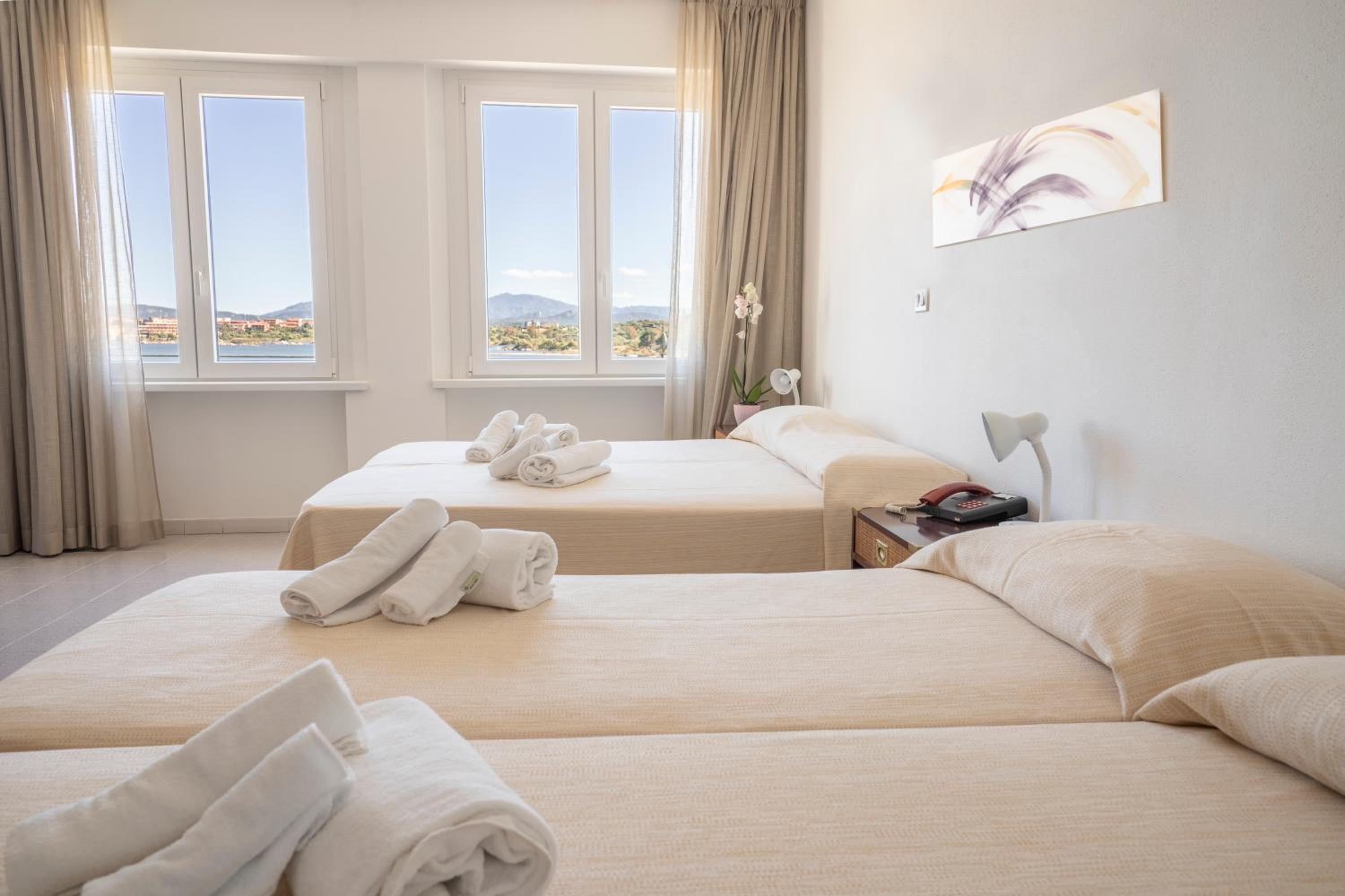 Quadruple Room with Sea View - Photo 2