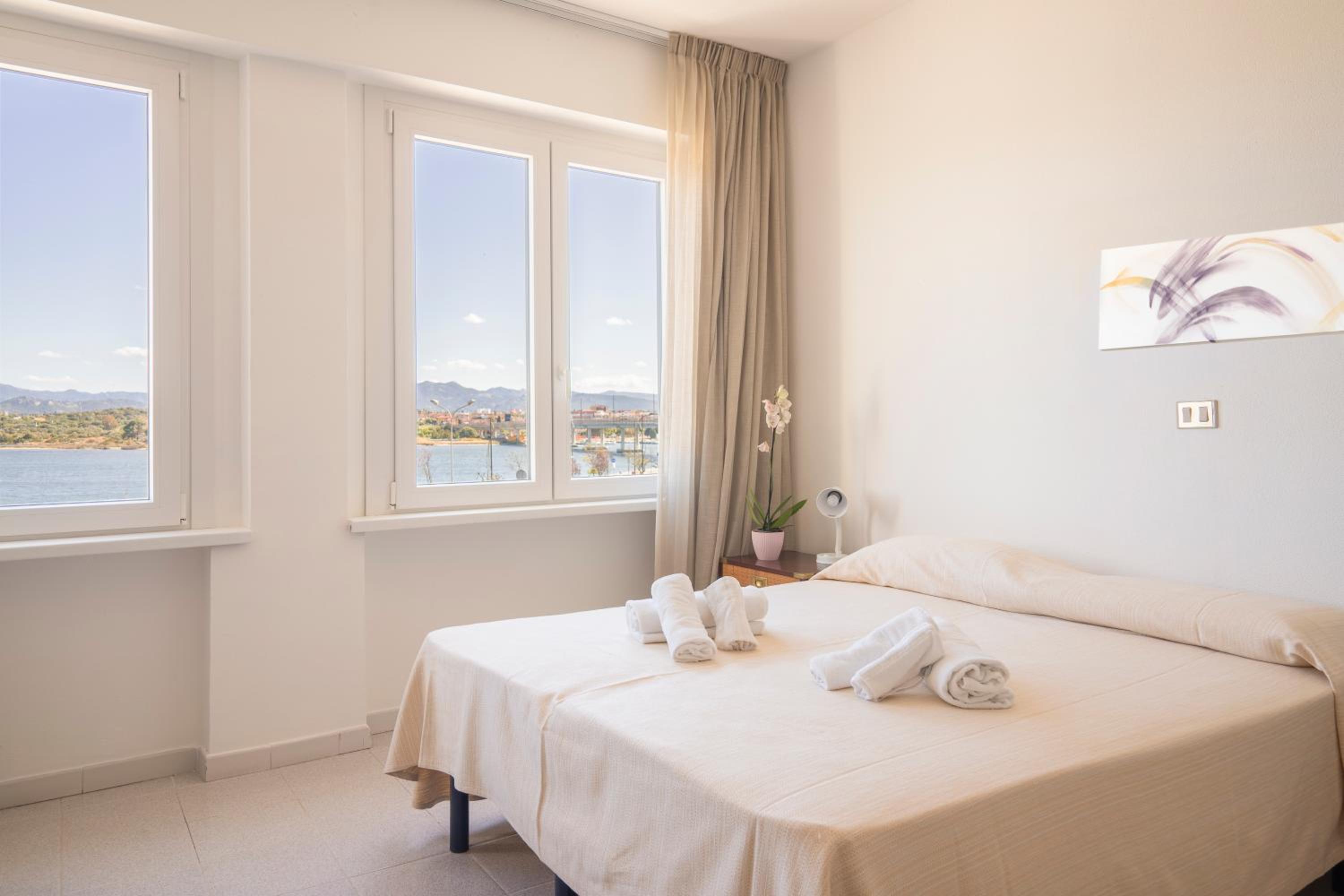 Standard Triple Room with Sea View - Photo 2
