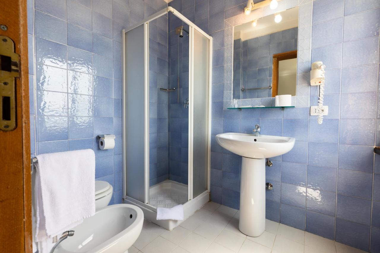 Double or Twin Room - Photo 4