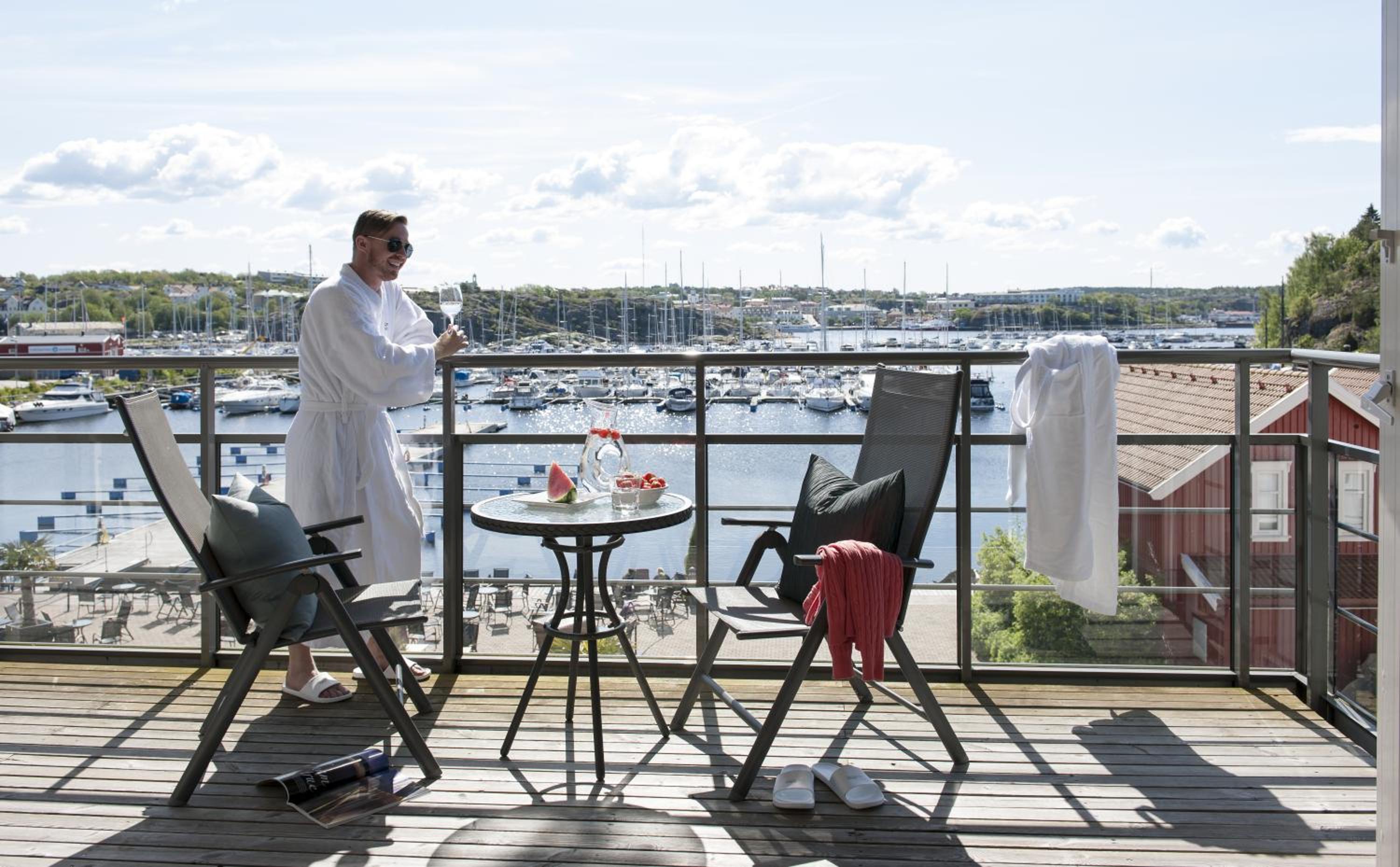 One-Bedroom Suite with Sea View - Photo 2