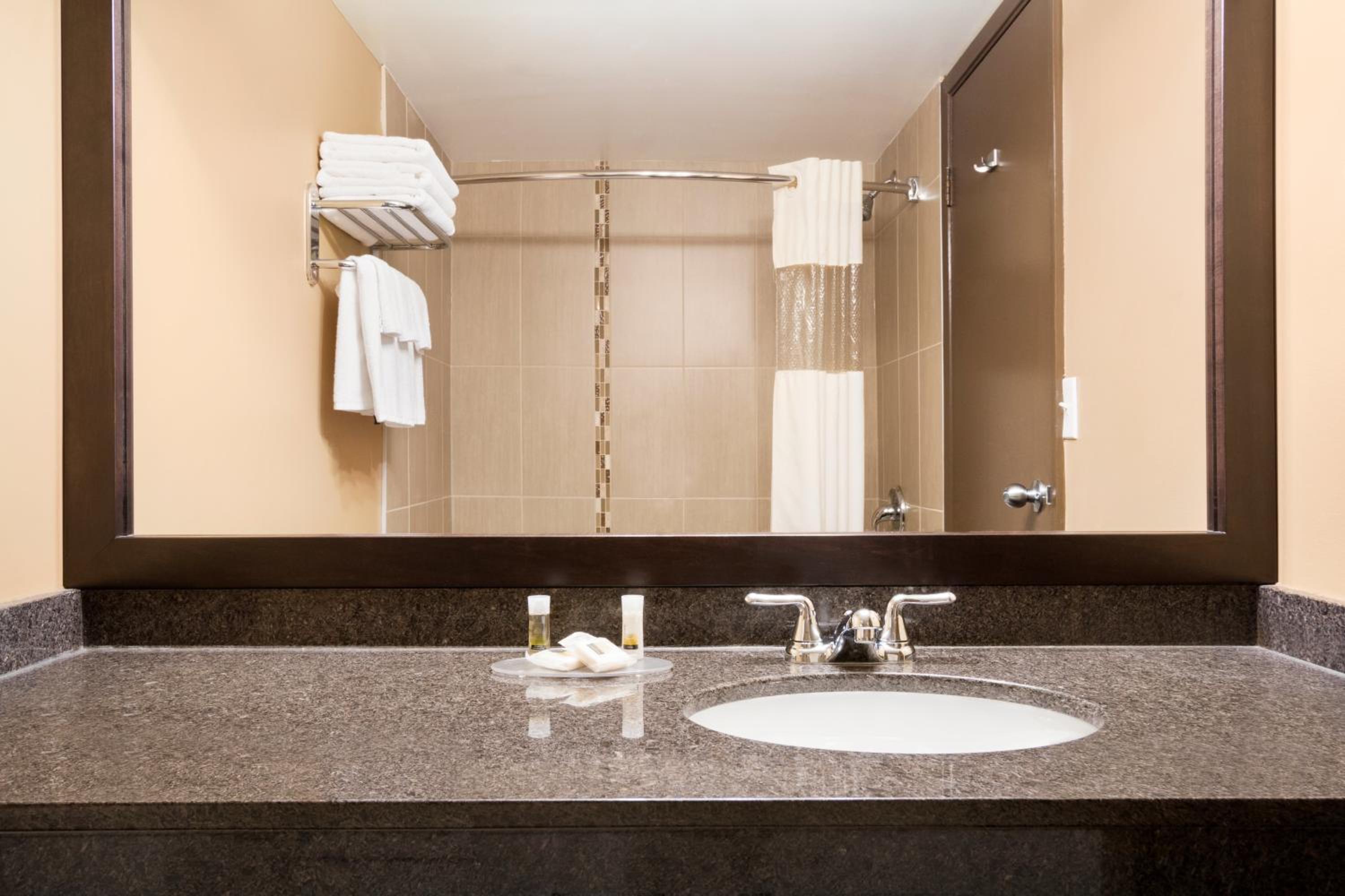 Double Queen Room with Bath Tub - Non-Smoking - Photo 4