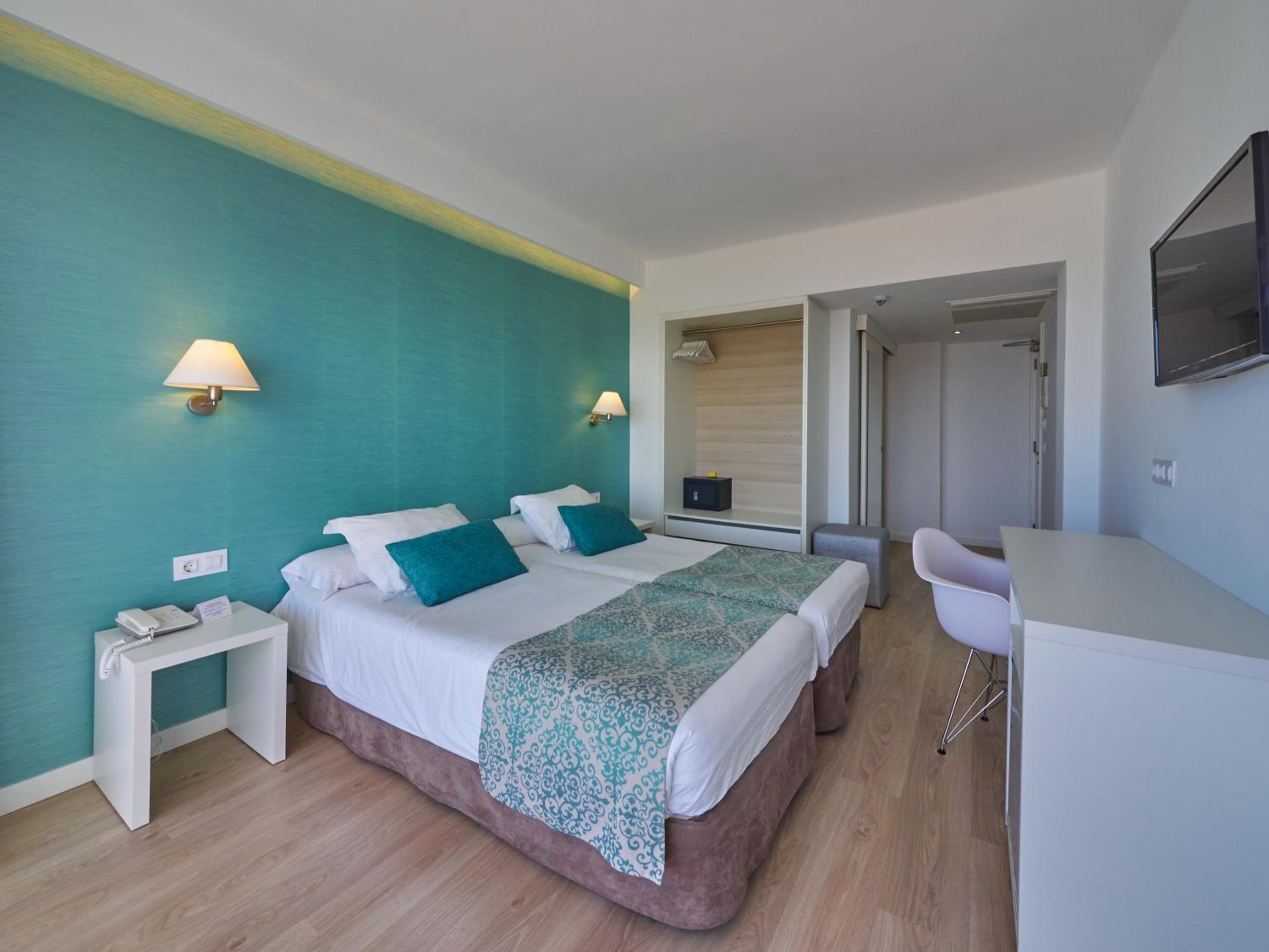Double or Twin Room with Balcony - Photo 8