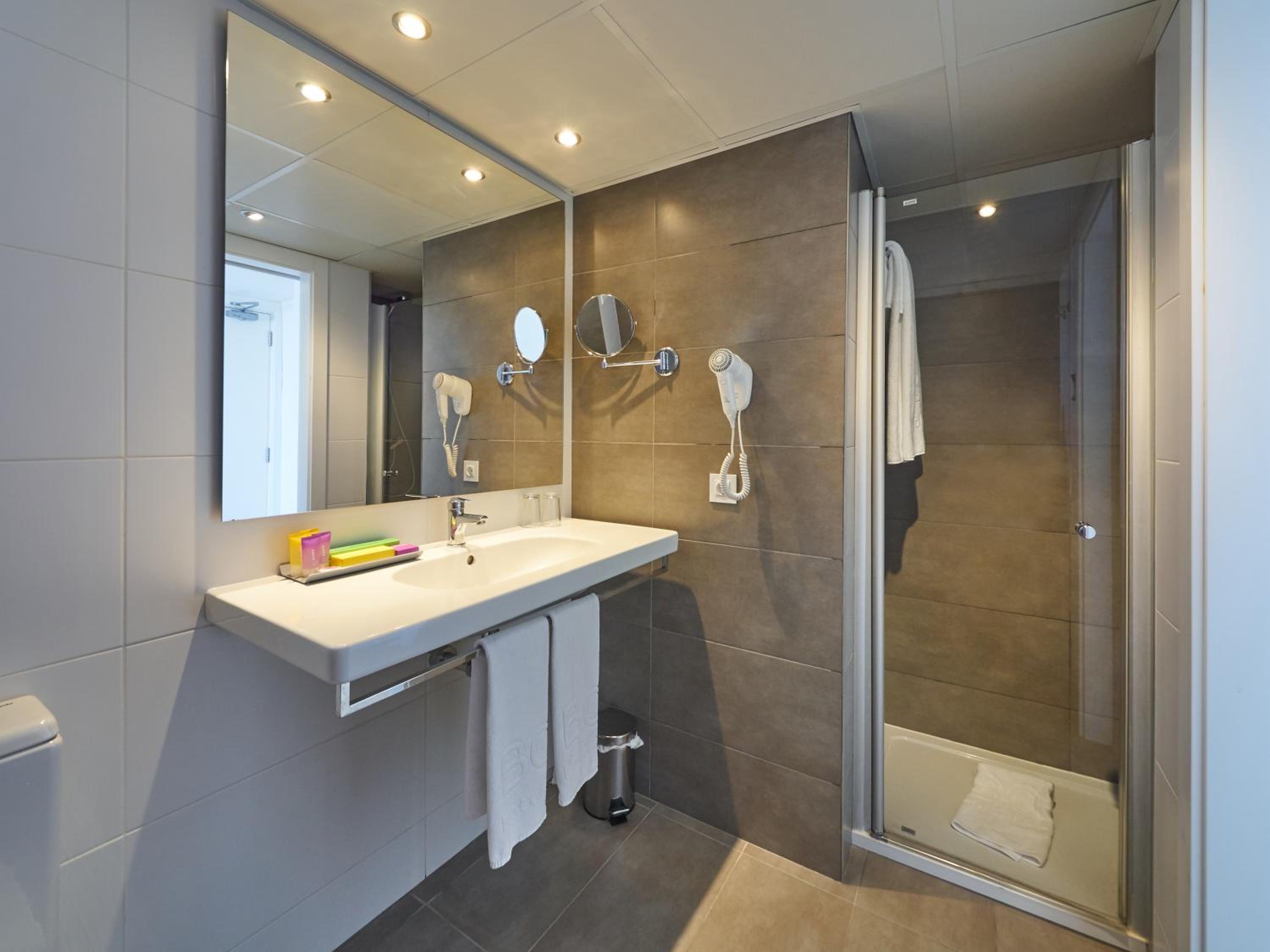 Double or Twin Room with Balcony - Photo 2
