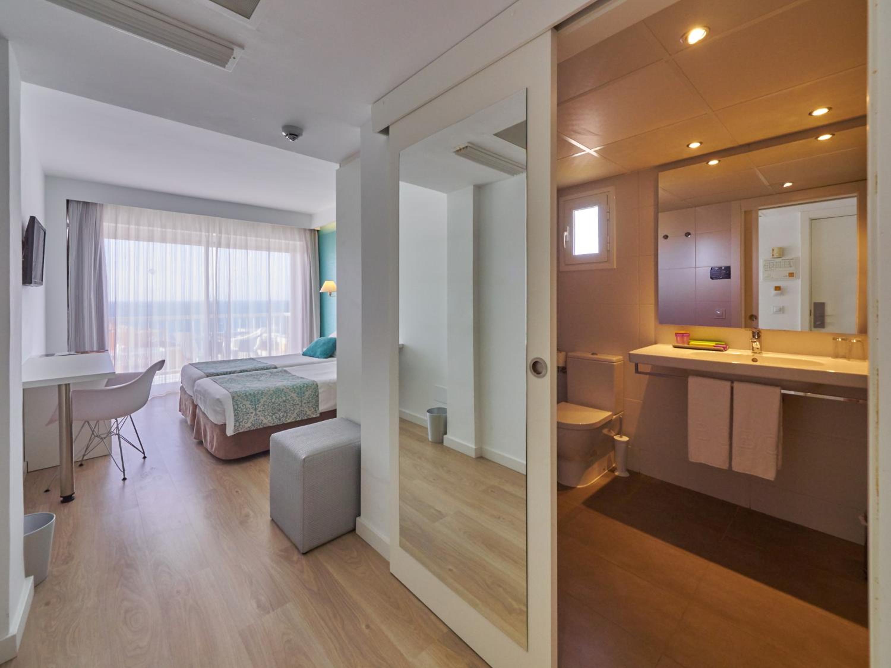 Double or Twin Room with Sea View - Photo 3