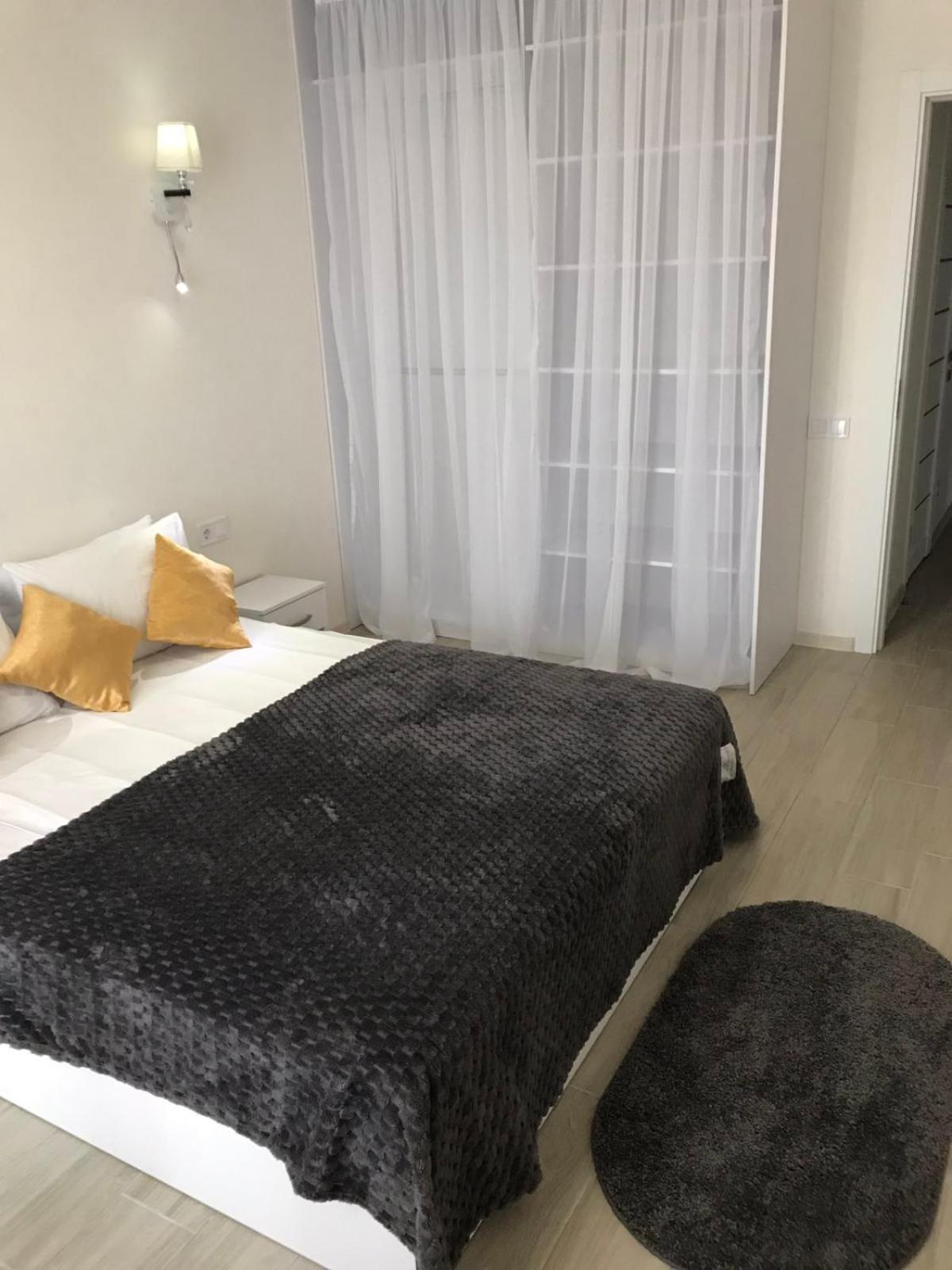 One-Bedroom Apartment with Balcony and City View photo 2
